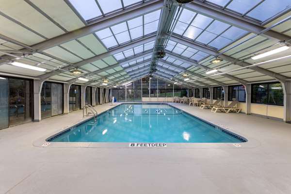 Pool - Baymont Inn & Suites Elmsford