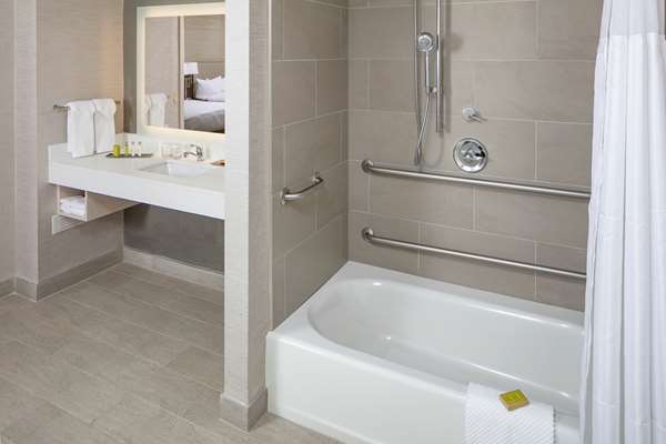  - DoubleTree by Hilton Hotel Logan Airport Chelsea