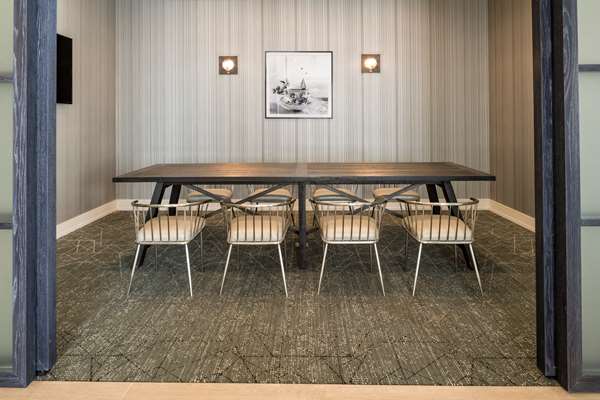 Restaurant - DoubleTree by Hilton Hotel Logan Airport Chelsea