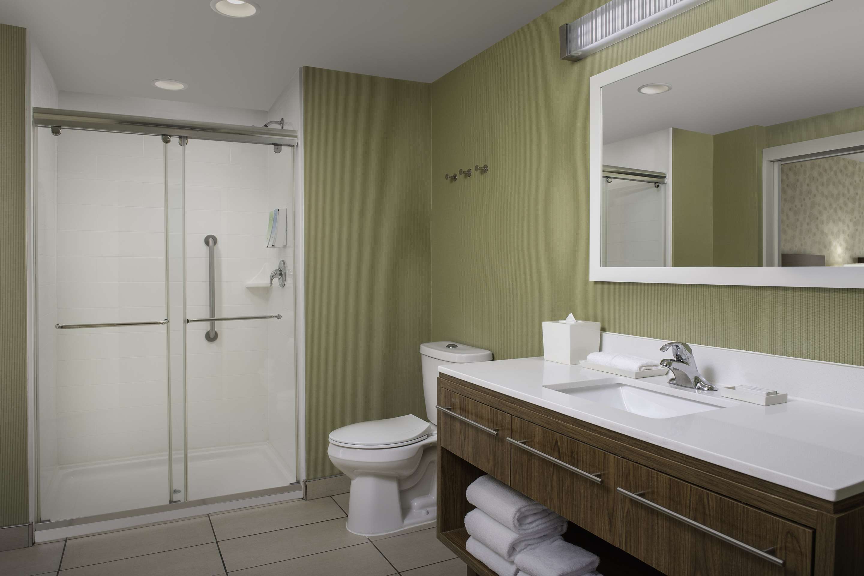 Guest room bath