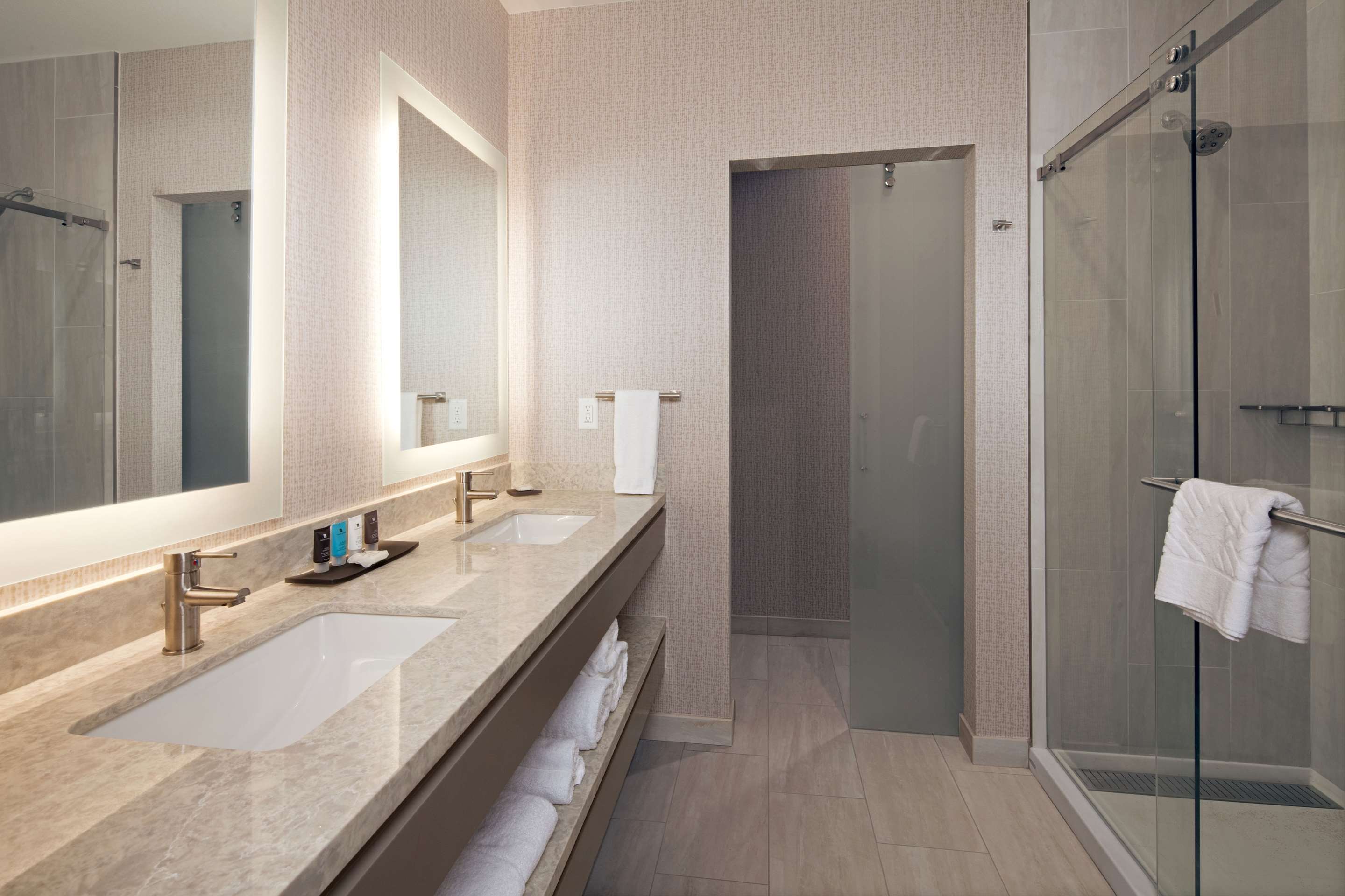 Guest room bath