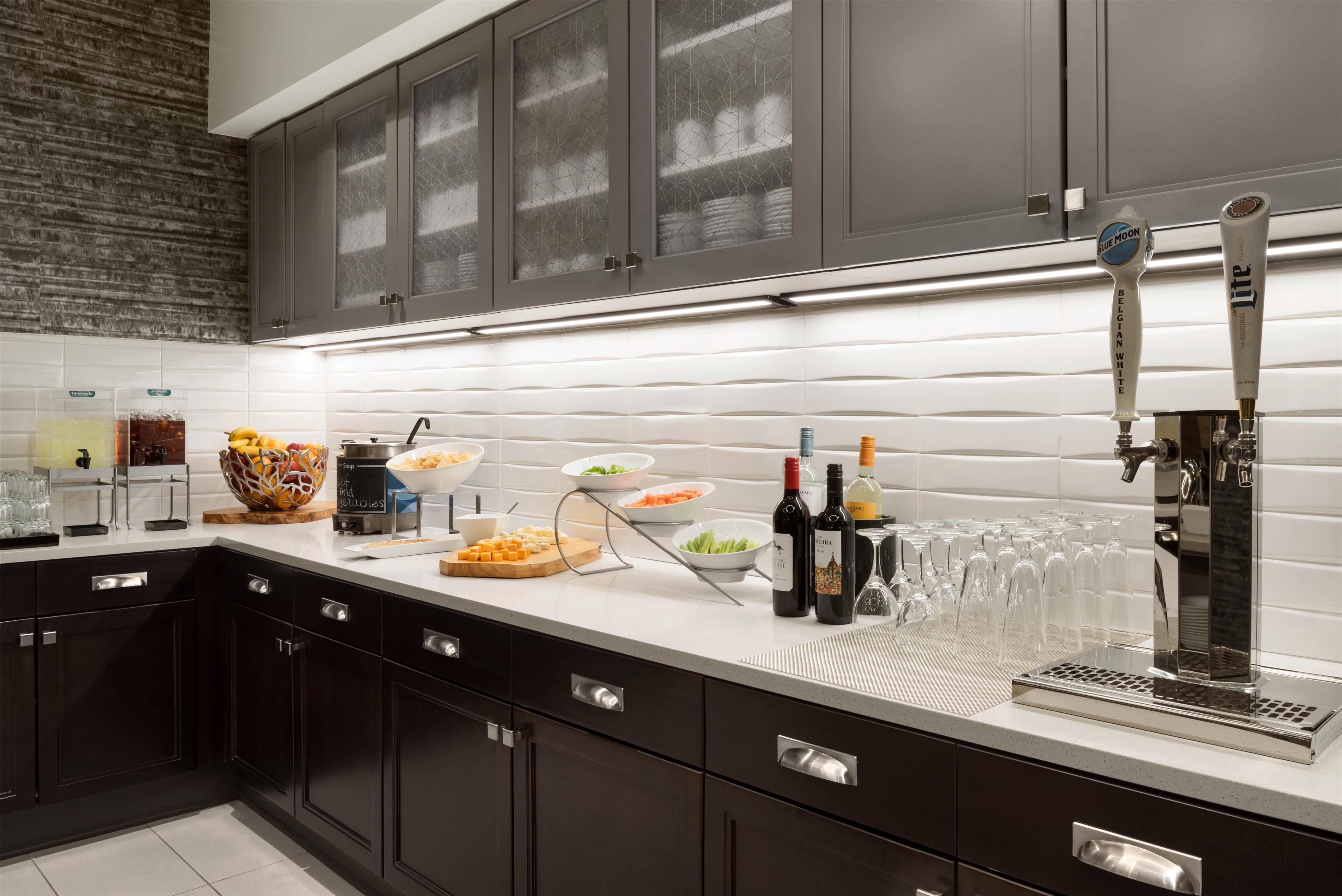 Restaurant | Homewood Suites By Hilton Milwaukee Downtown