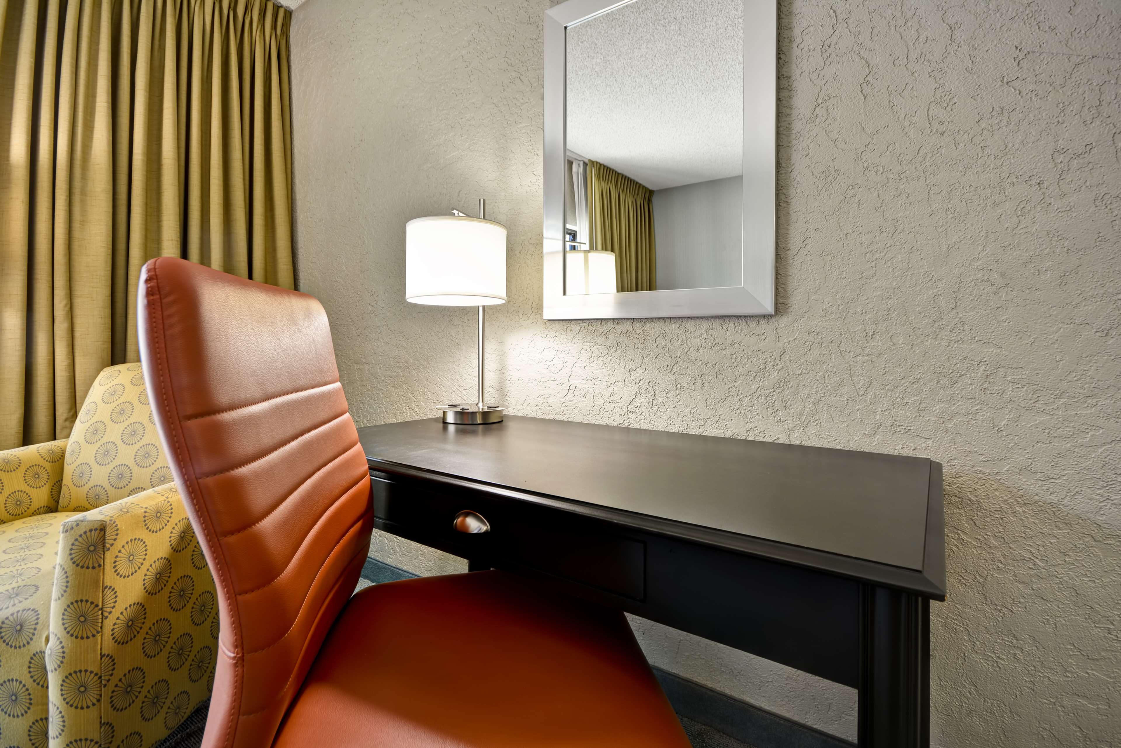 DoubleTree by Hilton Phoenix North Room Type - 1KG JR SUITE WITH SOFABED