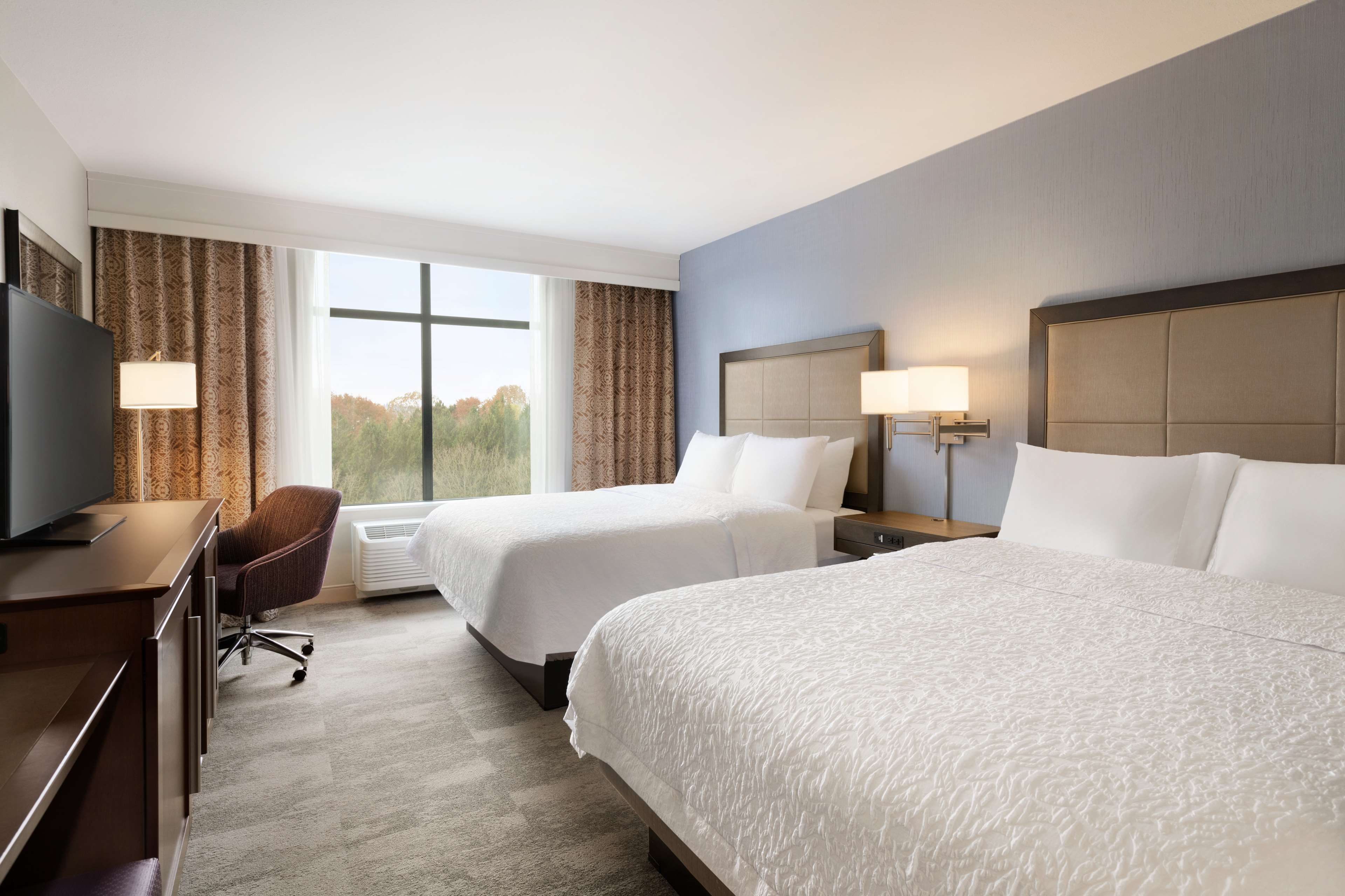Hampton Inn and Suites Seattle/Renton Room Type - 2 QNS MICROWV/FRIDGE NS