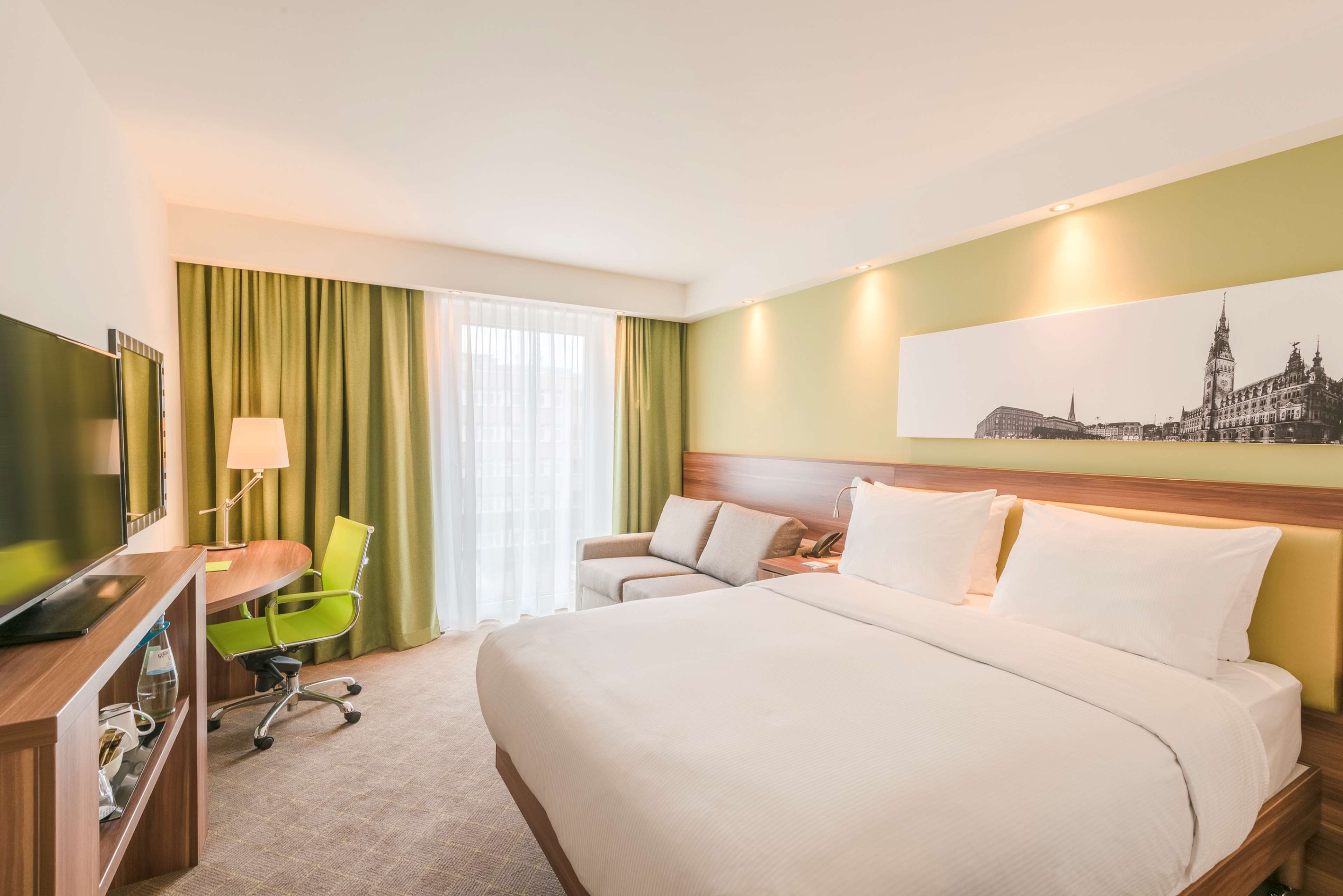 Hampton by Hilton Hamburg City Centre Room Type - QUEEN ROOM WITH SOFA