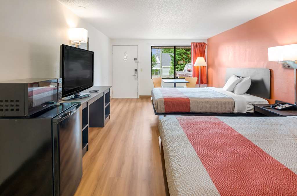 MOTEL 6 SALEM, VA-guestroom-Guest Room,Bedding,Queen bed,Guest Room Amenity,Mini-Refrigerator,TV and multimedia,Sitting area,On-Site,Furnishings,Telephone,Double Room,Standard Room.jpg