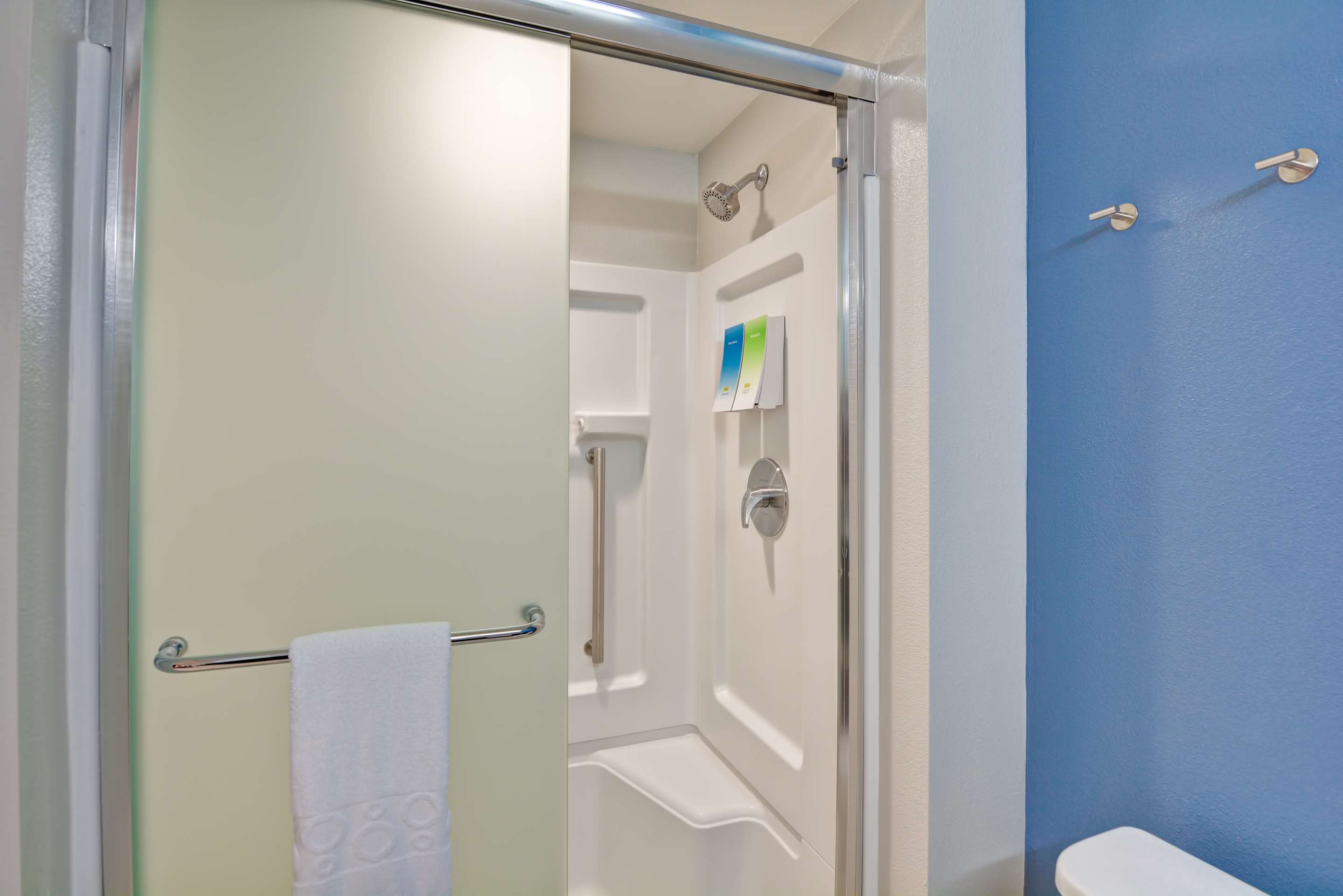 Guest room bath