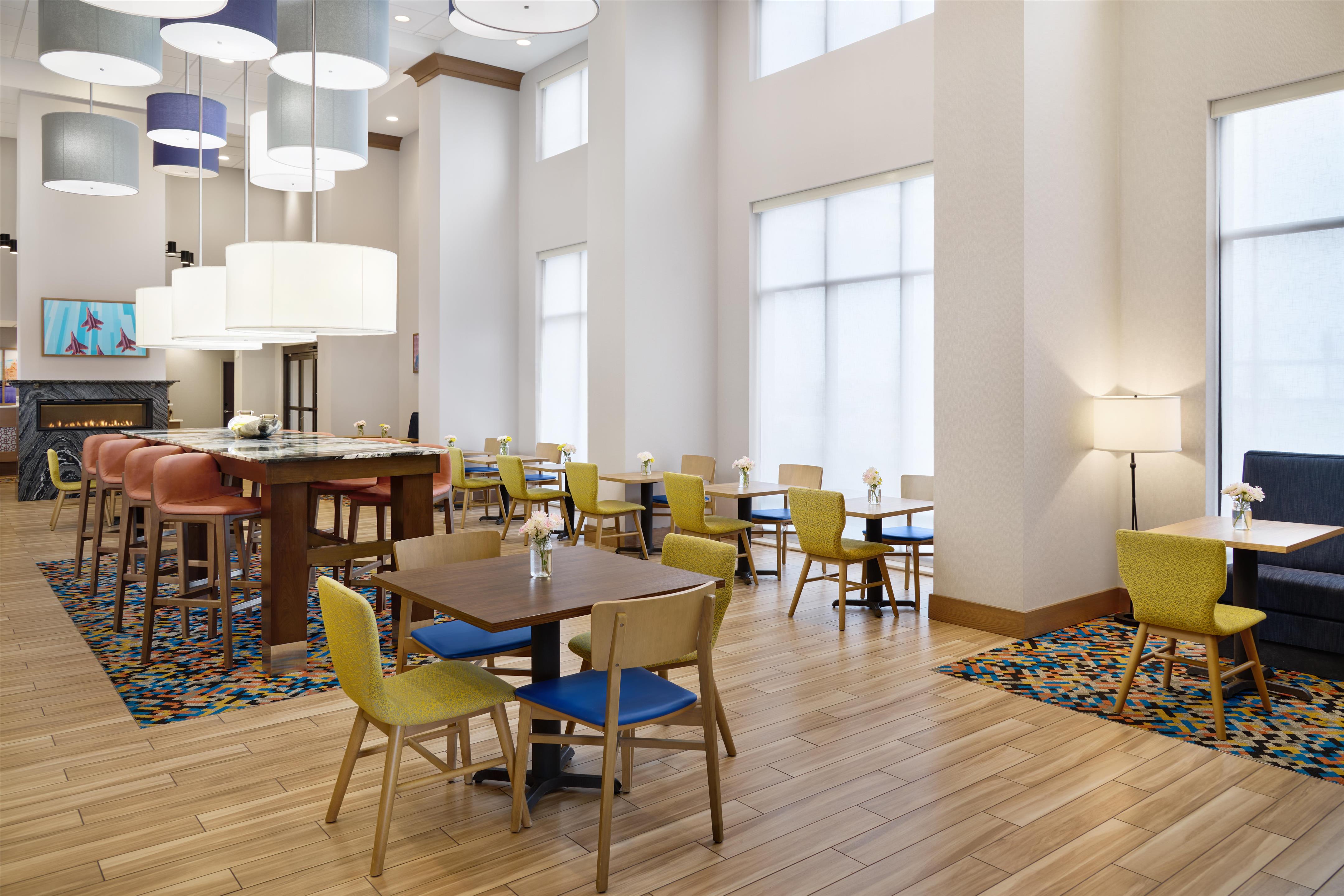 Breakfast Area | Hampton Inn & Suites Syracuse North Airport Area