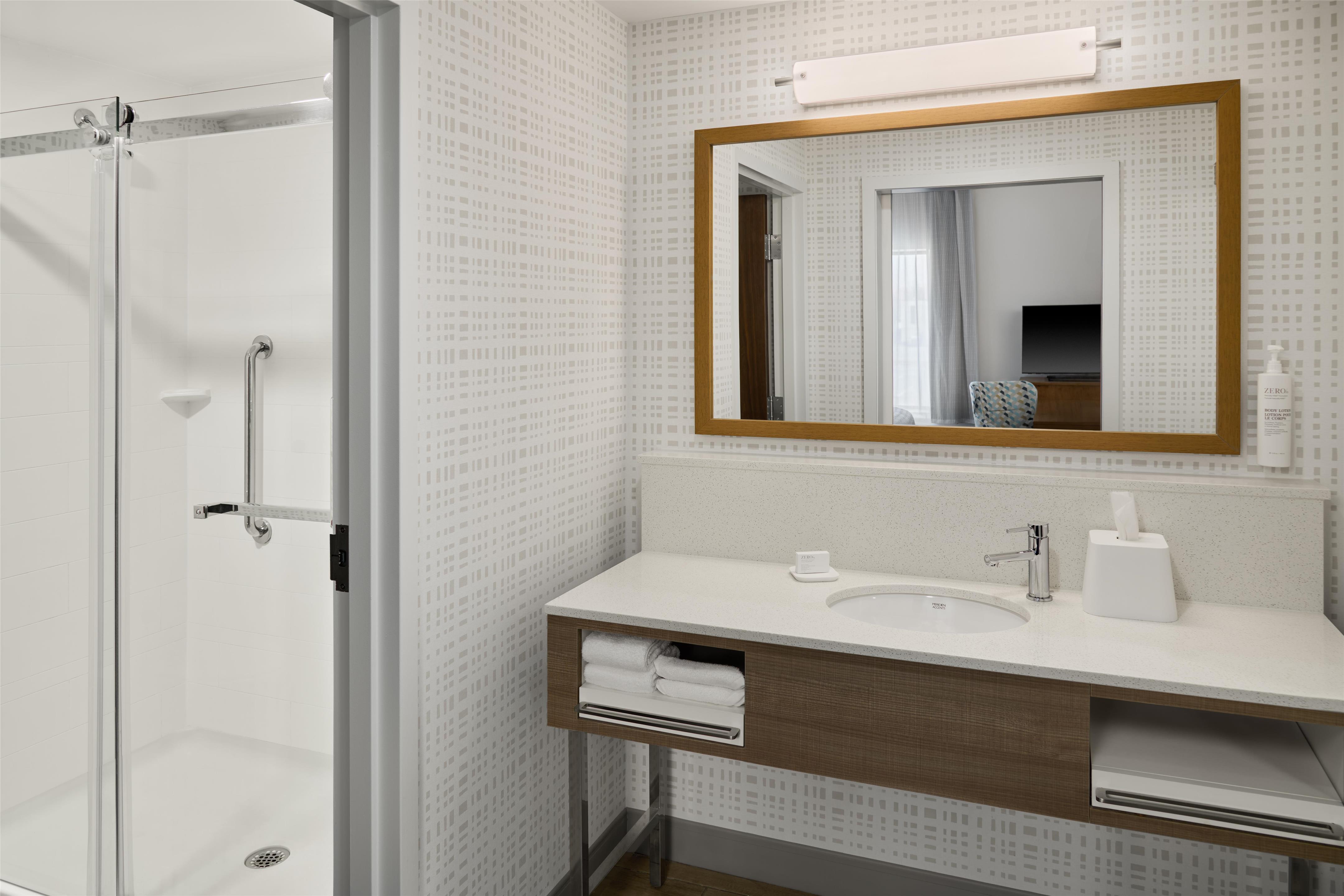 Guest room bath