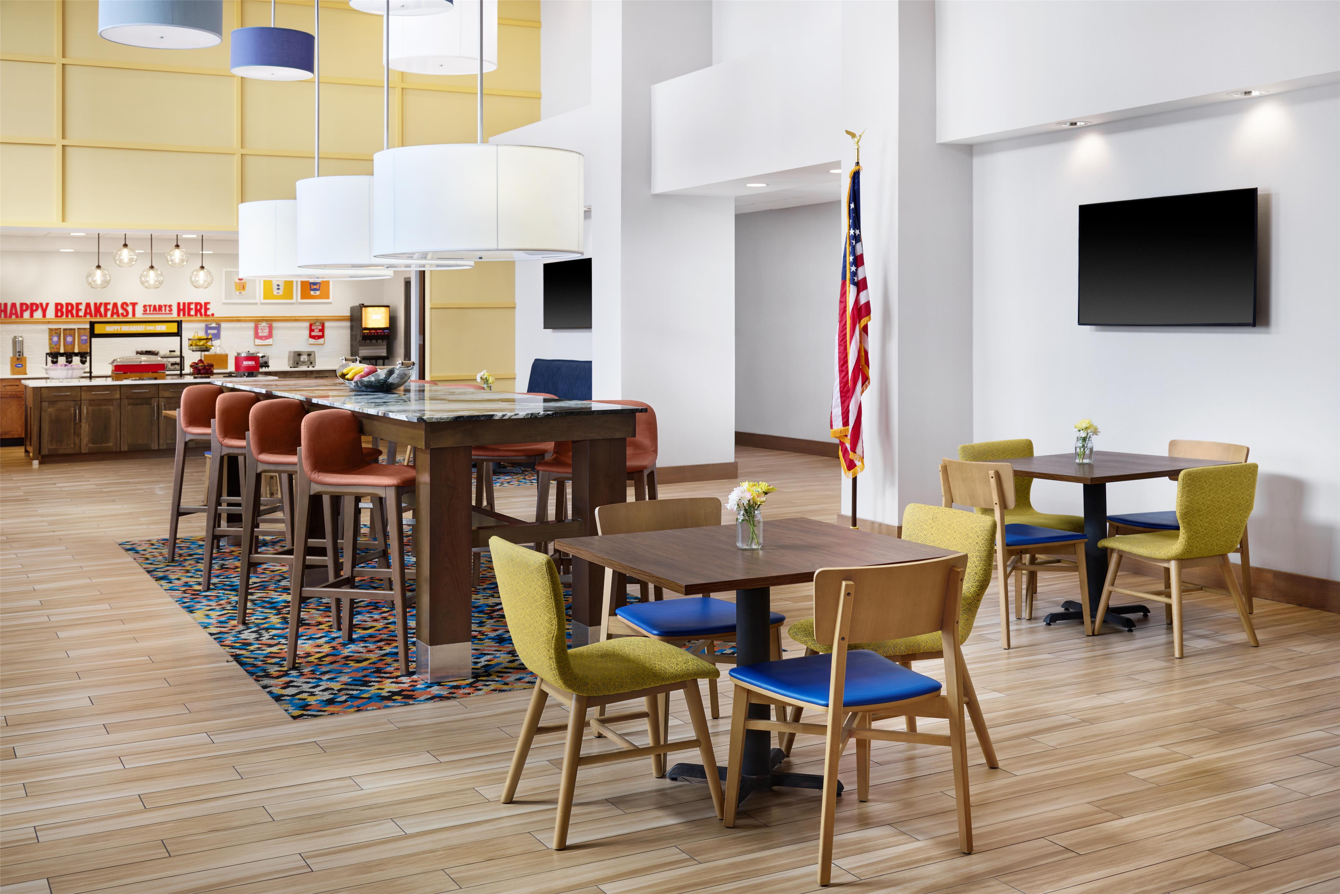Breakfast Area | Hampton Inn & Suites Syracuse North Airport Area