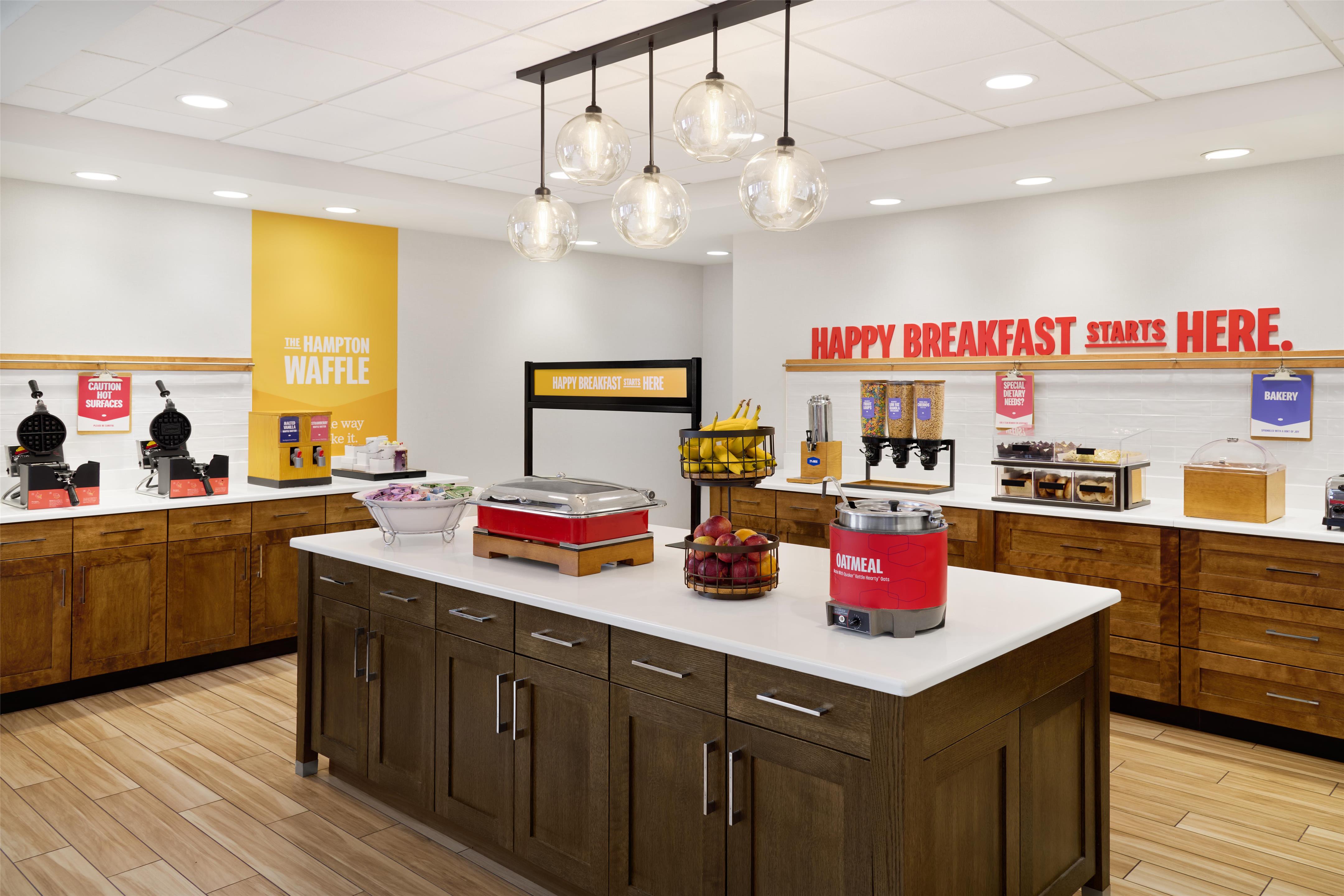 Breakfast Area | Hampton Inn & Suites Syracuse North Airport Area