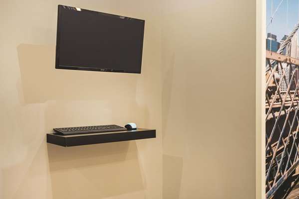 Conference Area - La Quinta Inn & Suites Central Brooklyn