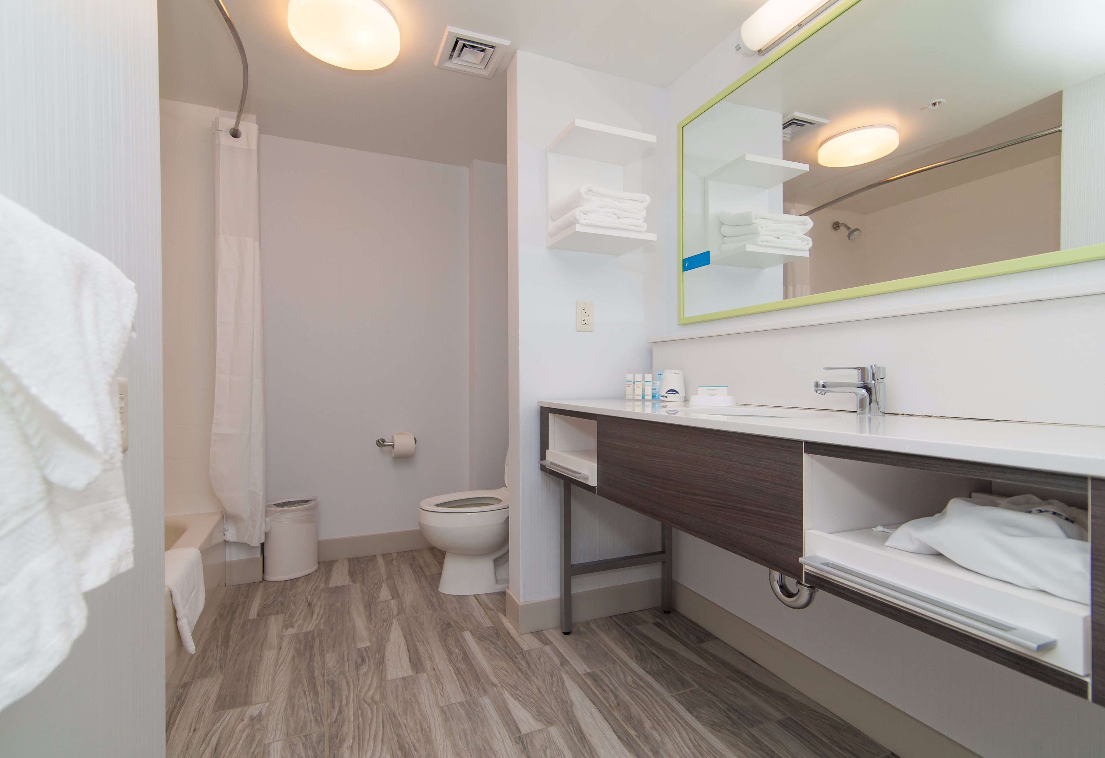 Hampton Inn by Hilton Norwich Room Type - 1 KING WITH FRIDGE NS