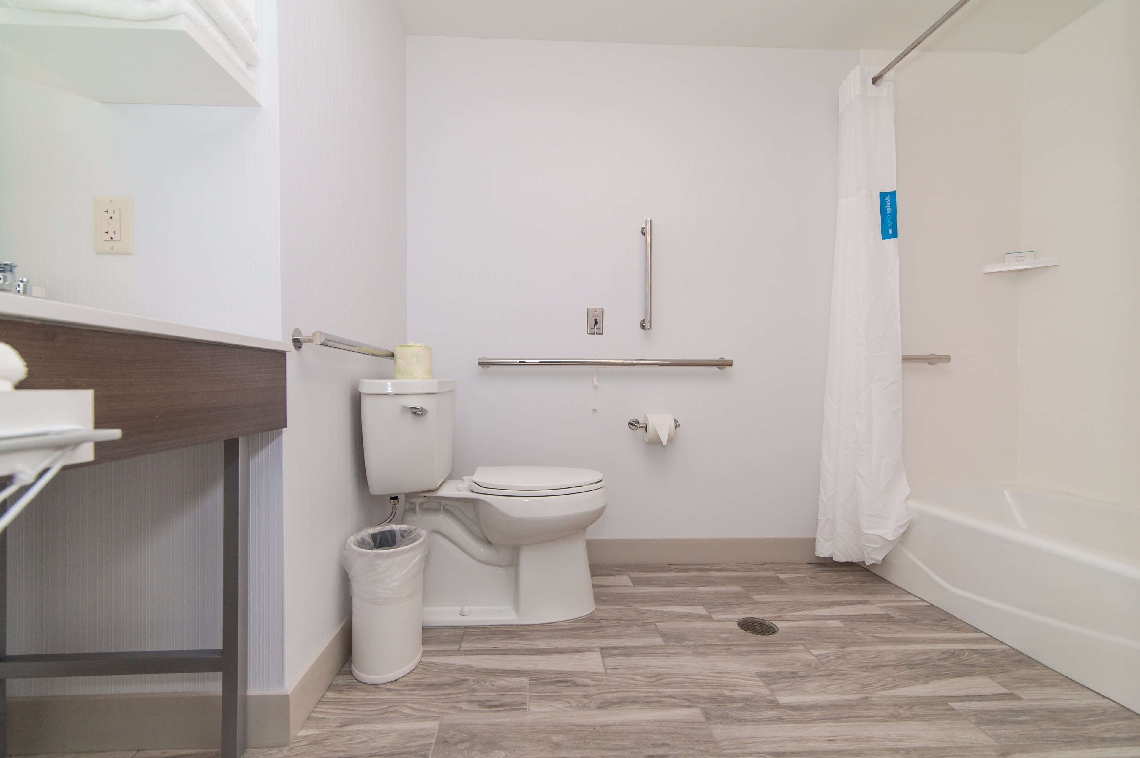 Hampton Inn by Hilton Norwich Room Type - KING MOB TUB MICWV FRD STU