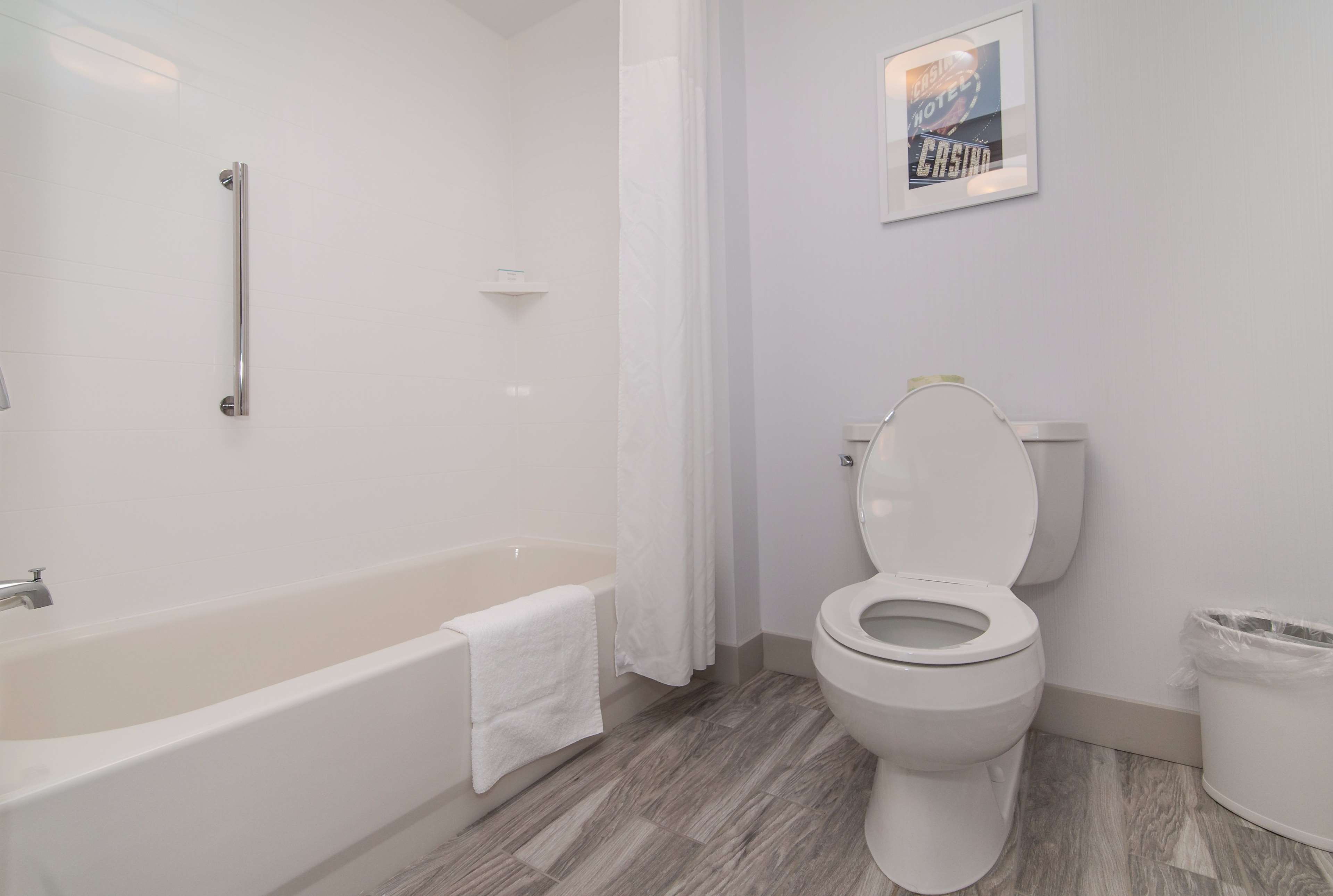Hampton Inn by Hilton Norwich Room Type - 1KN STDO MIC FRIDG WTBR NS
