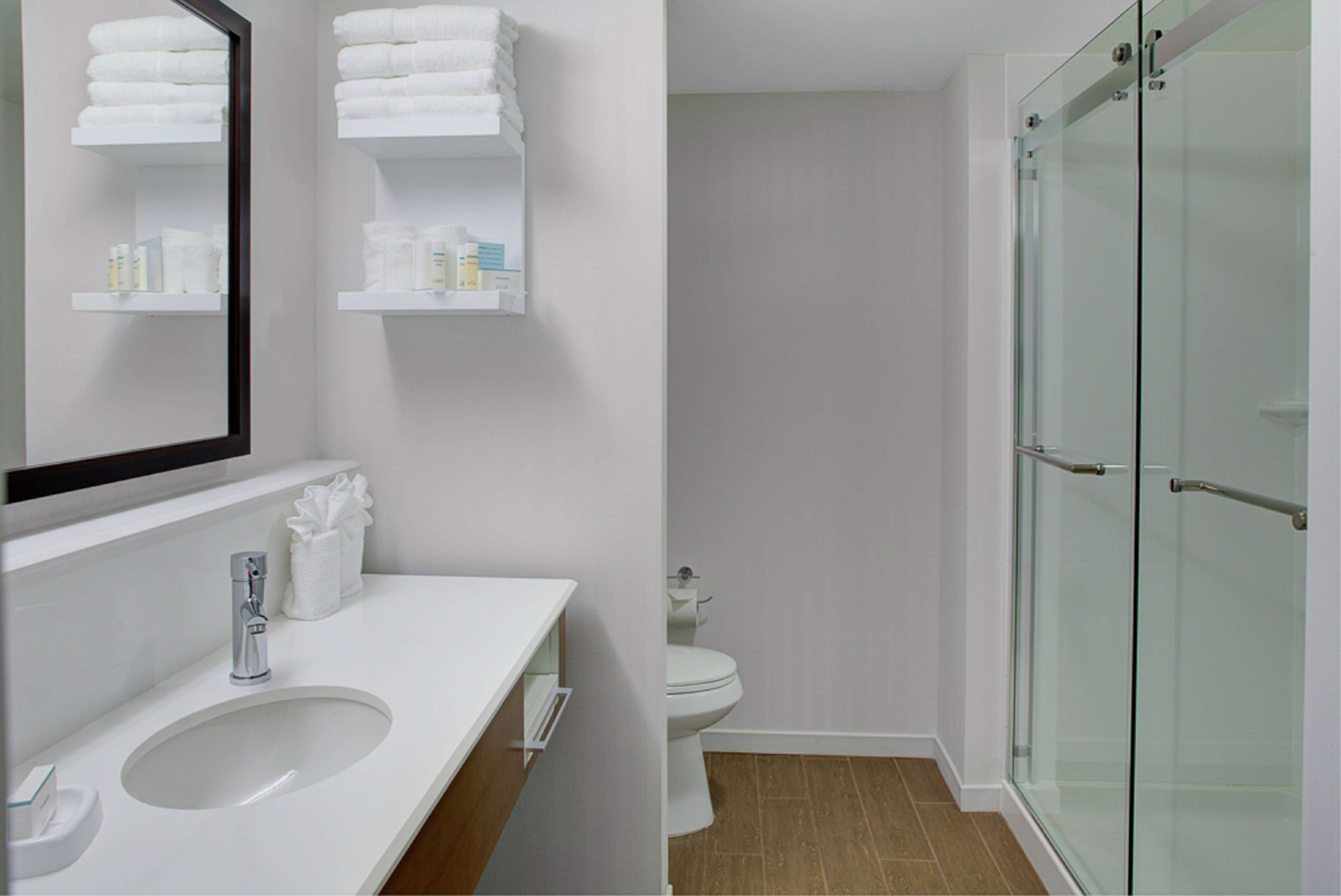 Hampton Inn & Suites by Hilton Manchester, Vt Room Type - 1 KING SFBD MIC FRG NS