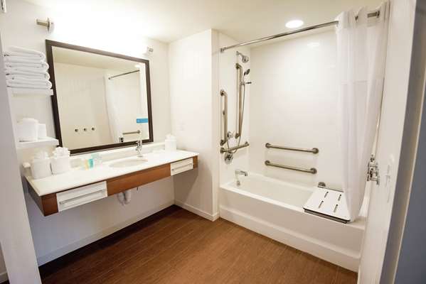  - Hampton Inn & Suites Manchester