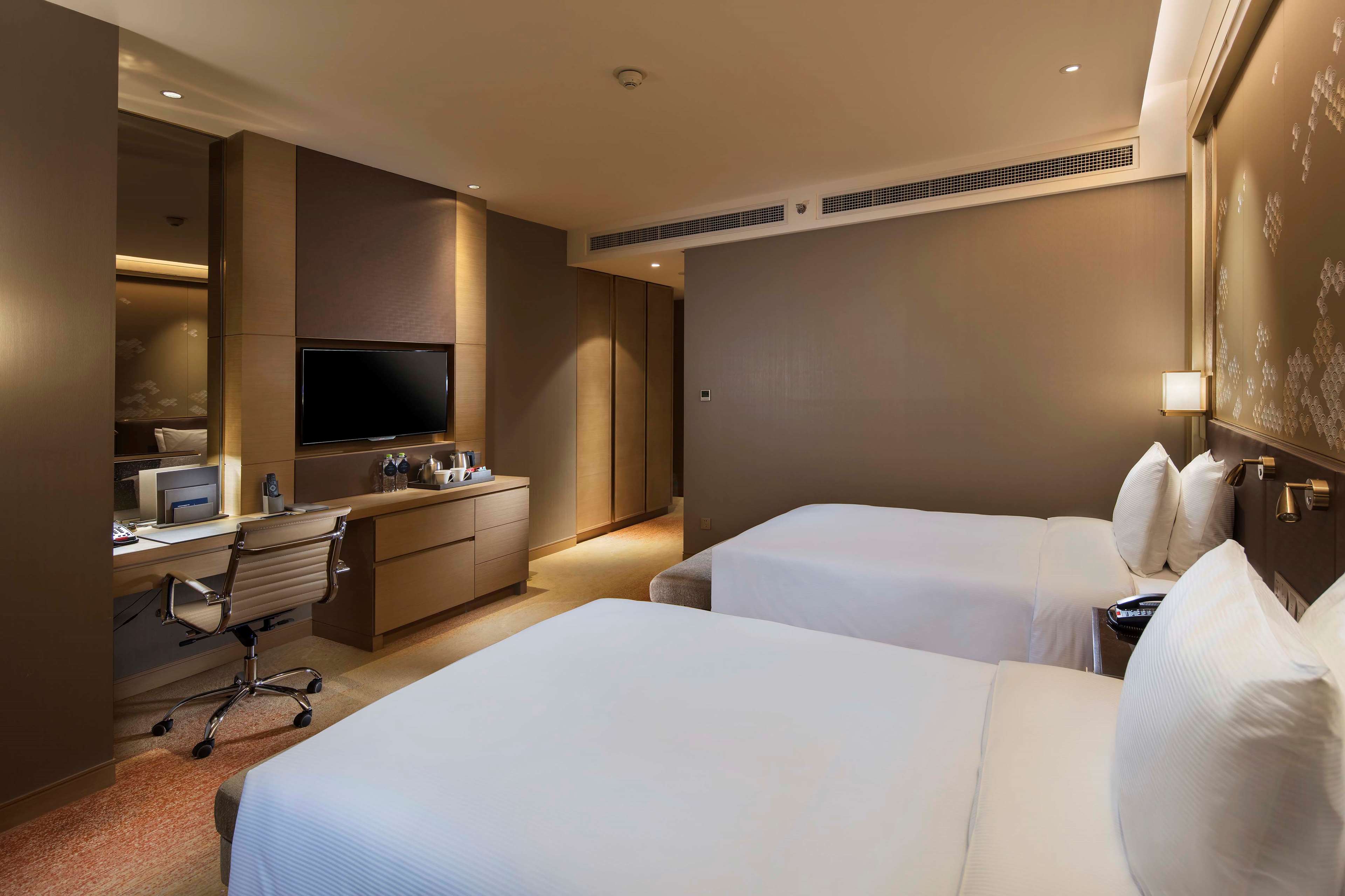 Hilton Yantai Room Type - TWIN GUEST ROOM SEA VIEW