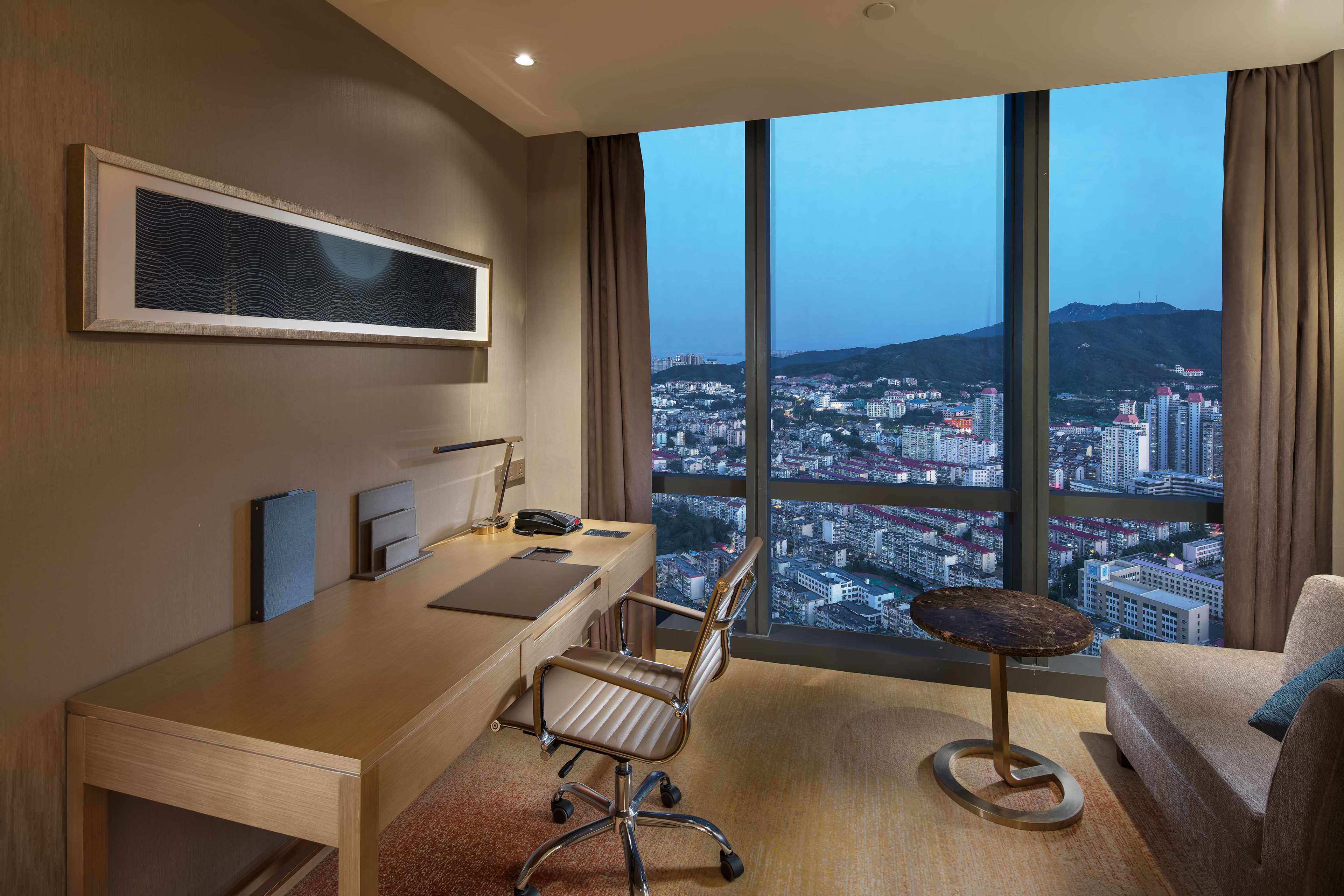 Hilton Yantai Room Type - KING CORNER ROOM SEA VIEW