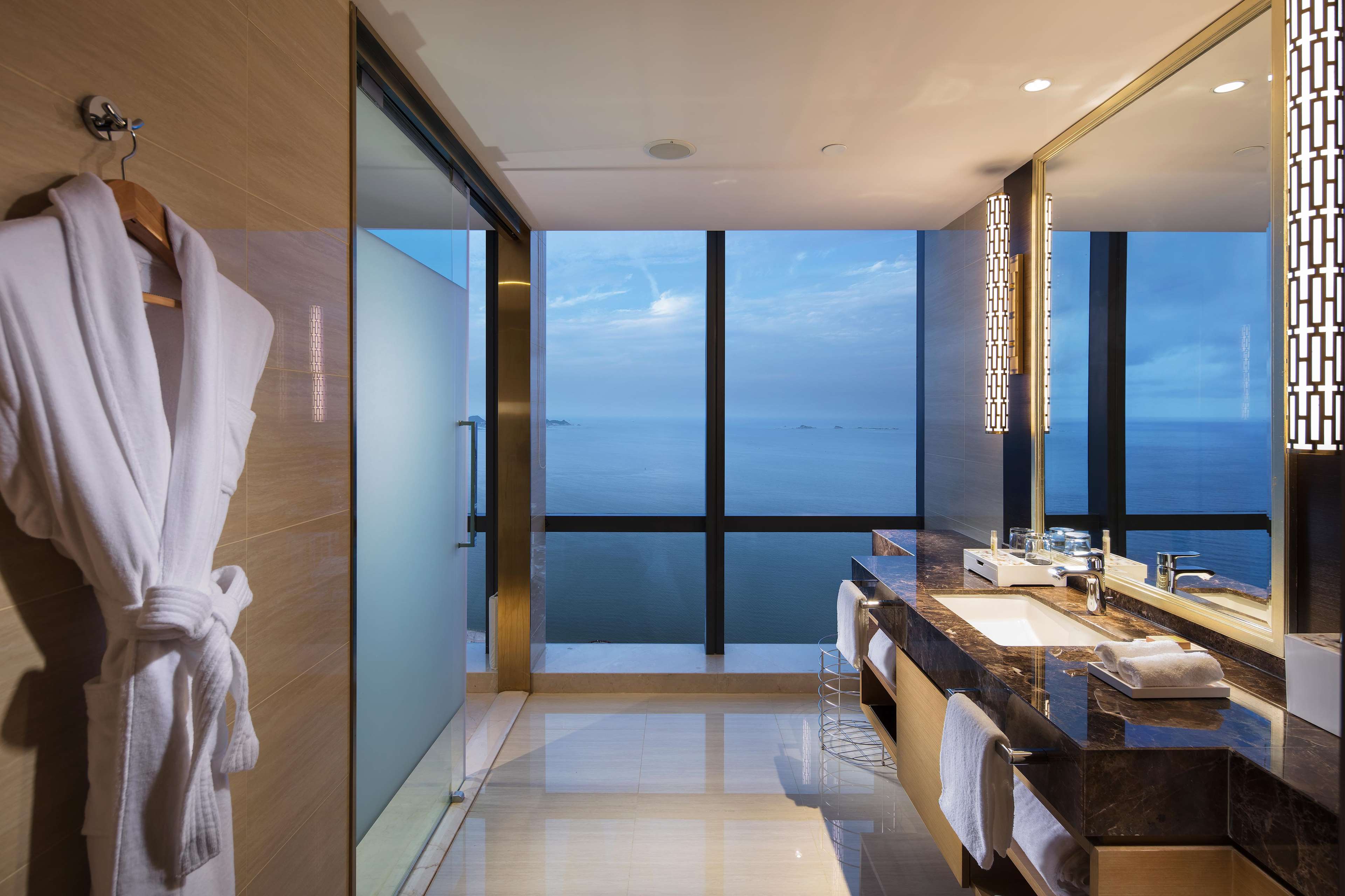 Hilton Yantai Room Type - KING EXECUTIVE DLX SEAVIEW