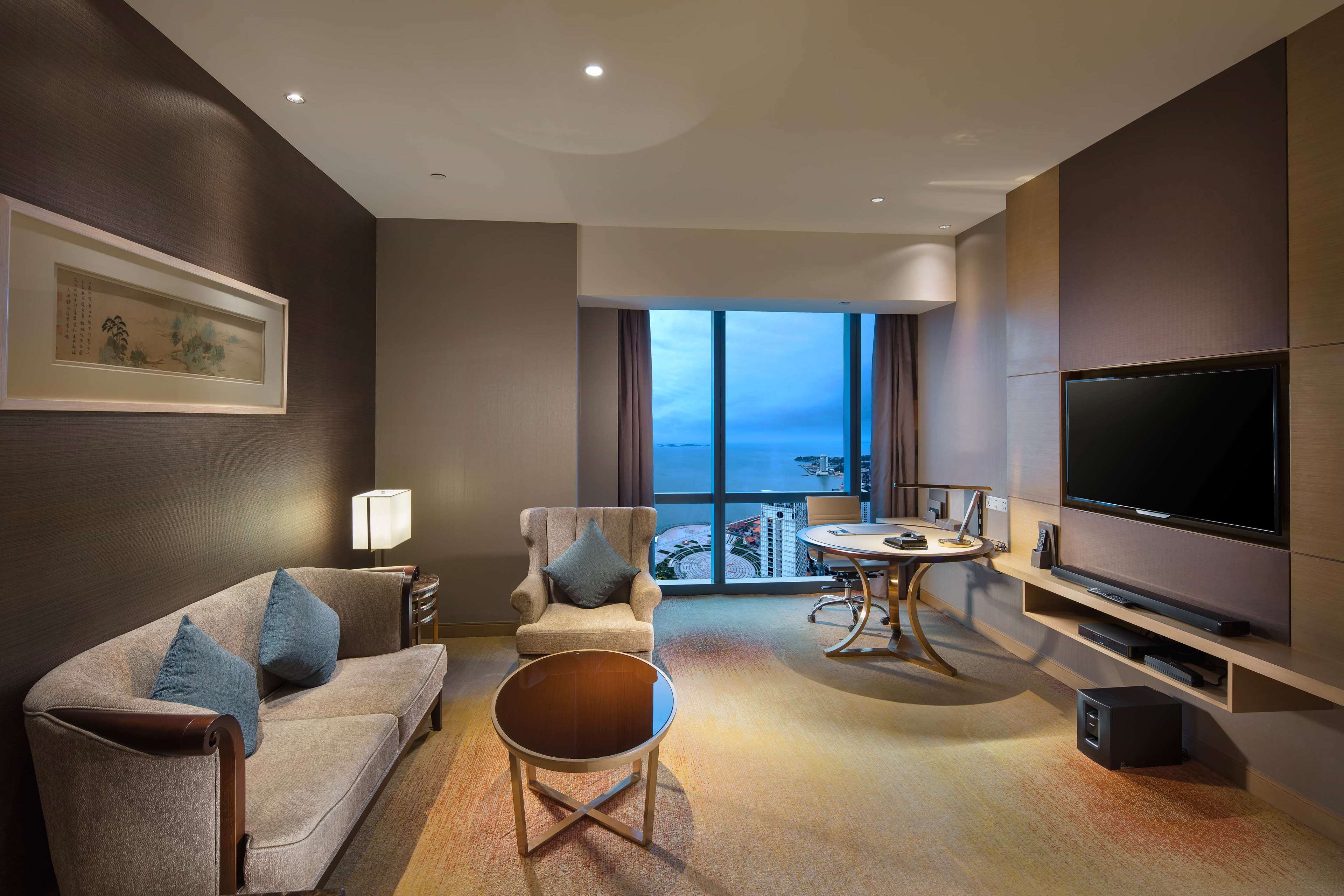 Hilton Yantai Room Type - KING ONE BEDROOM SUITE