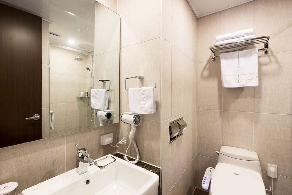 RAMADA JEJU CITY HALL-guestroom-Guest Room,Bathroom,On-Site.jpg