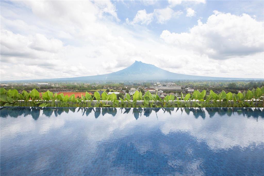 INNSIDE YOGJAKARTA-guestroom-Dinner,Guest Room,Guest Room Amenity,Pool,On-Site,Outdoor/Exterior,City,Waterfront.jpg