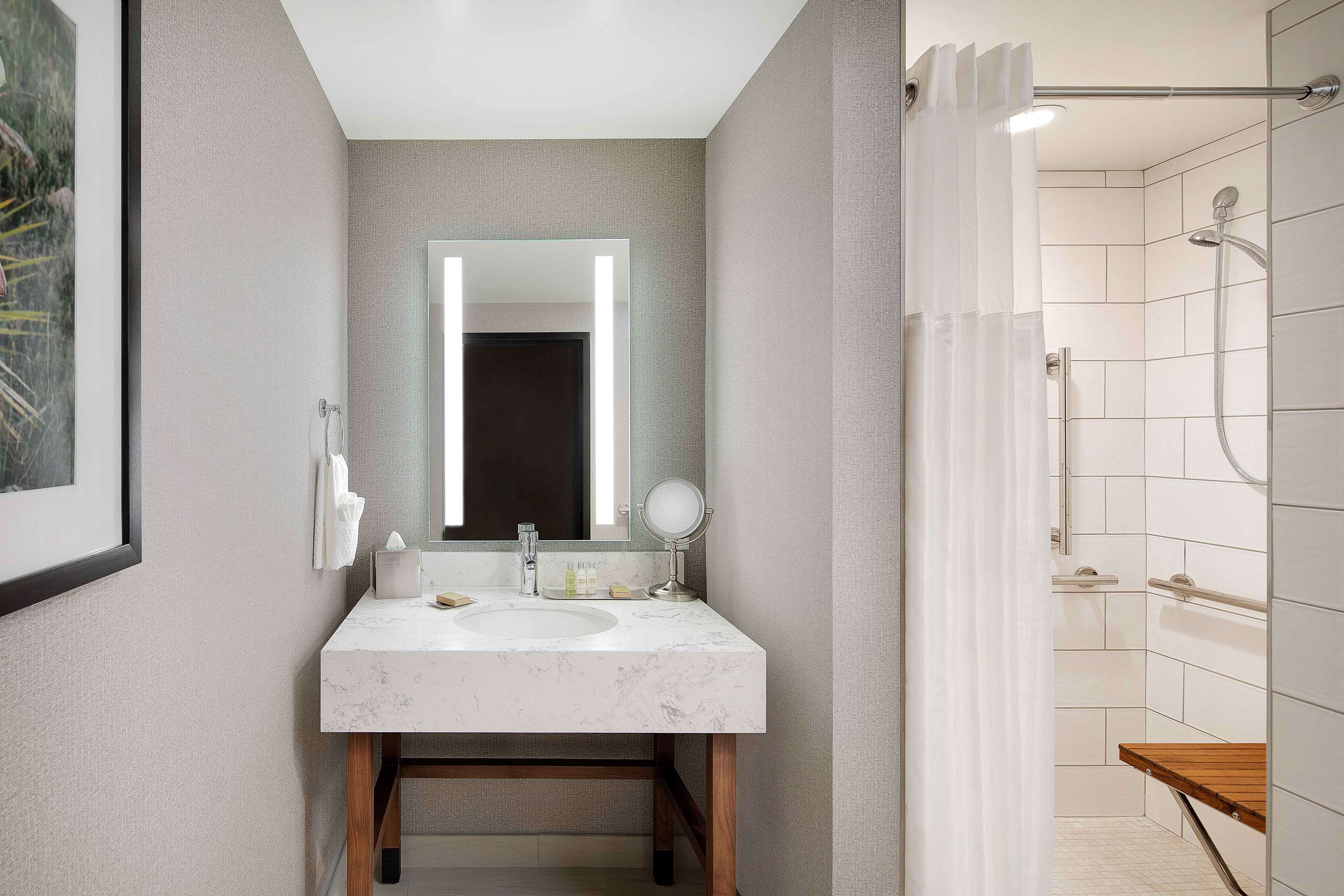 Guest room bath