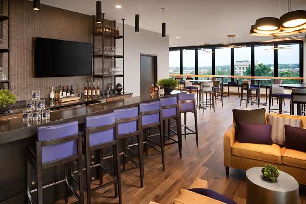Bar - DoubleTree by Hilton Hotel Lincoln Park Greeley