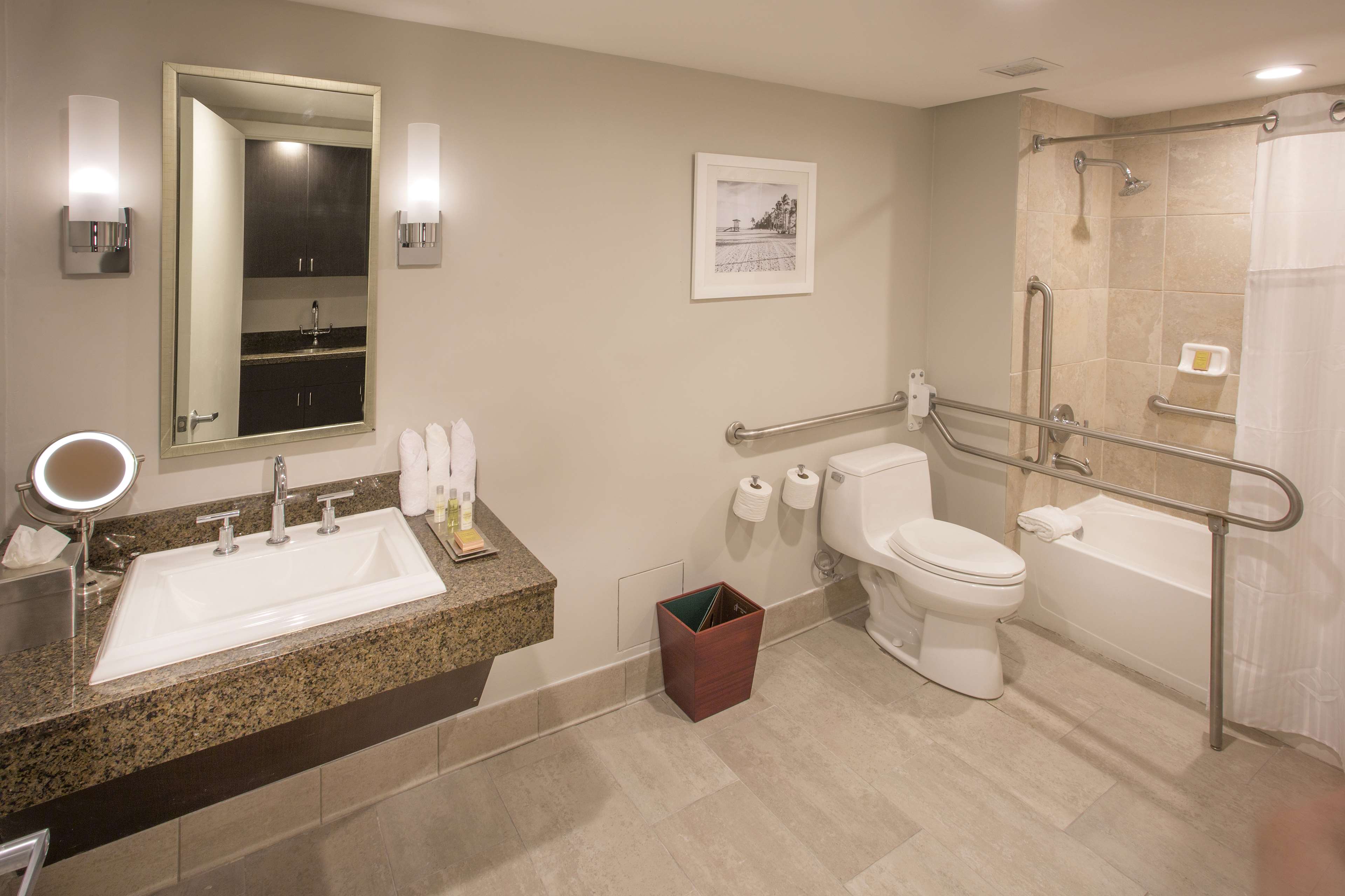 DoubleTree Resort by Hilton Hollywood Beach Room Type - 2 QN HR MOB ROLL IN SHOWER