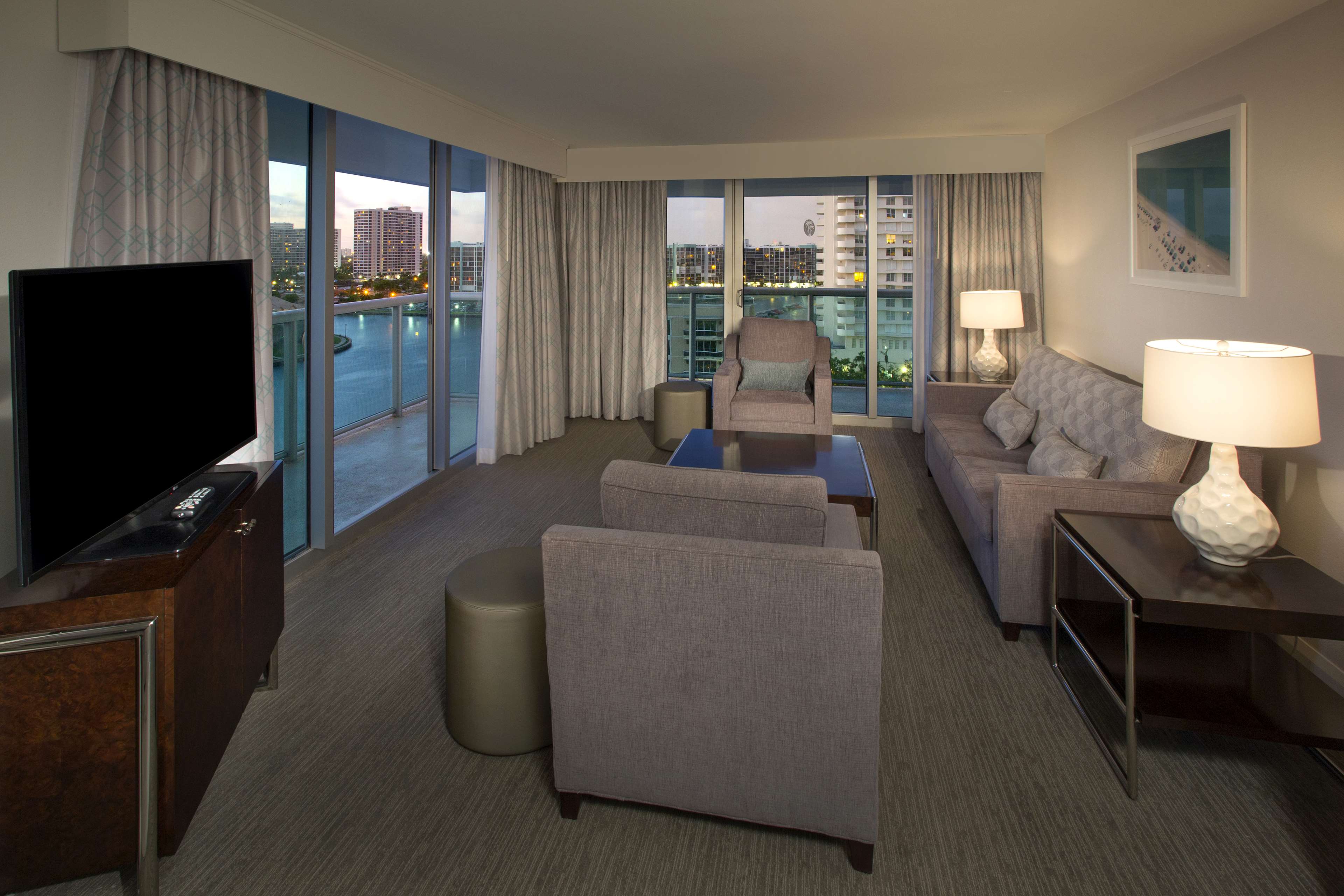 DoubleTree Resort by Hilton Hollywood Beach Room Type - 1 KING 2 ROOM SUITE