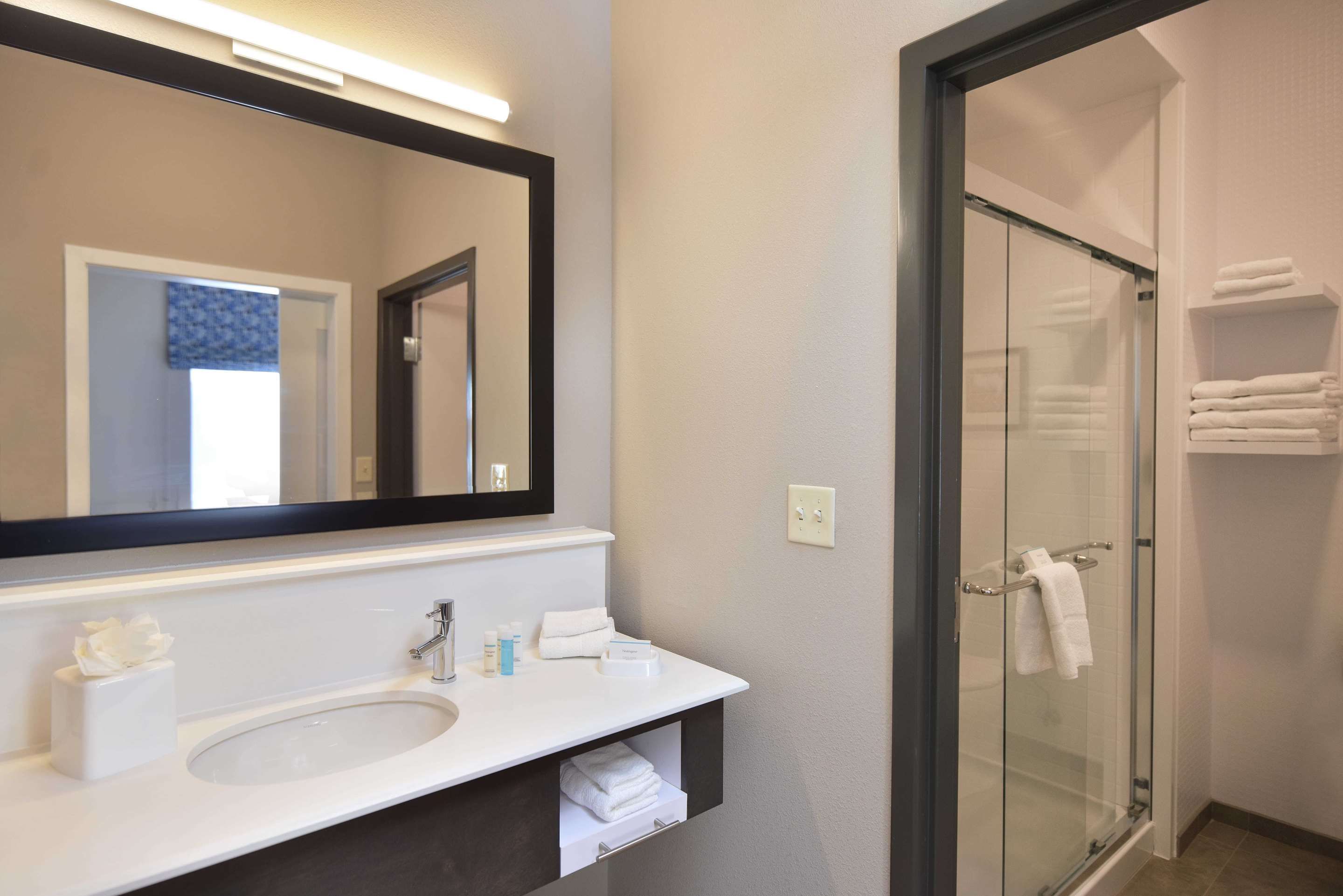 Guest room bath