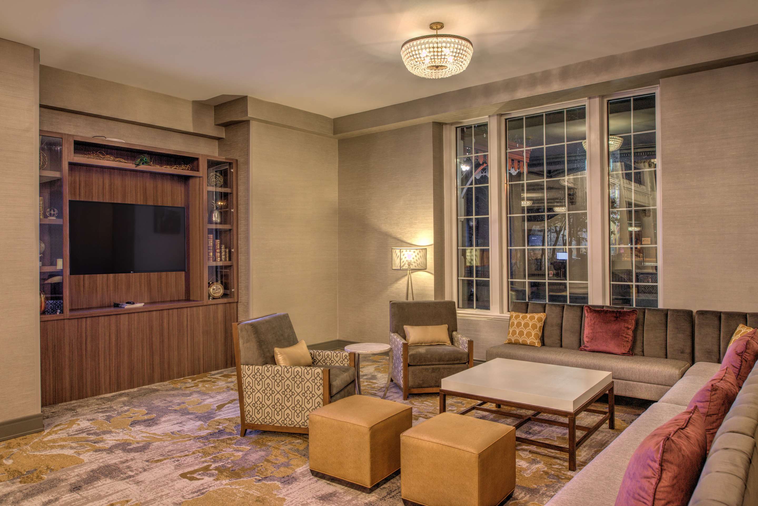 Lobby | DoubleTree by Hilton Utica
