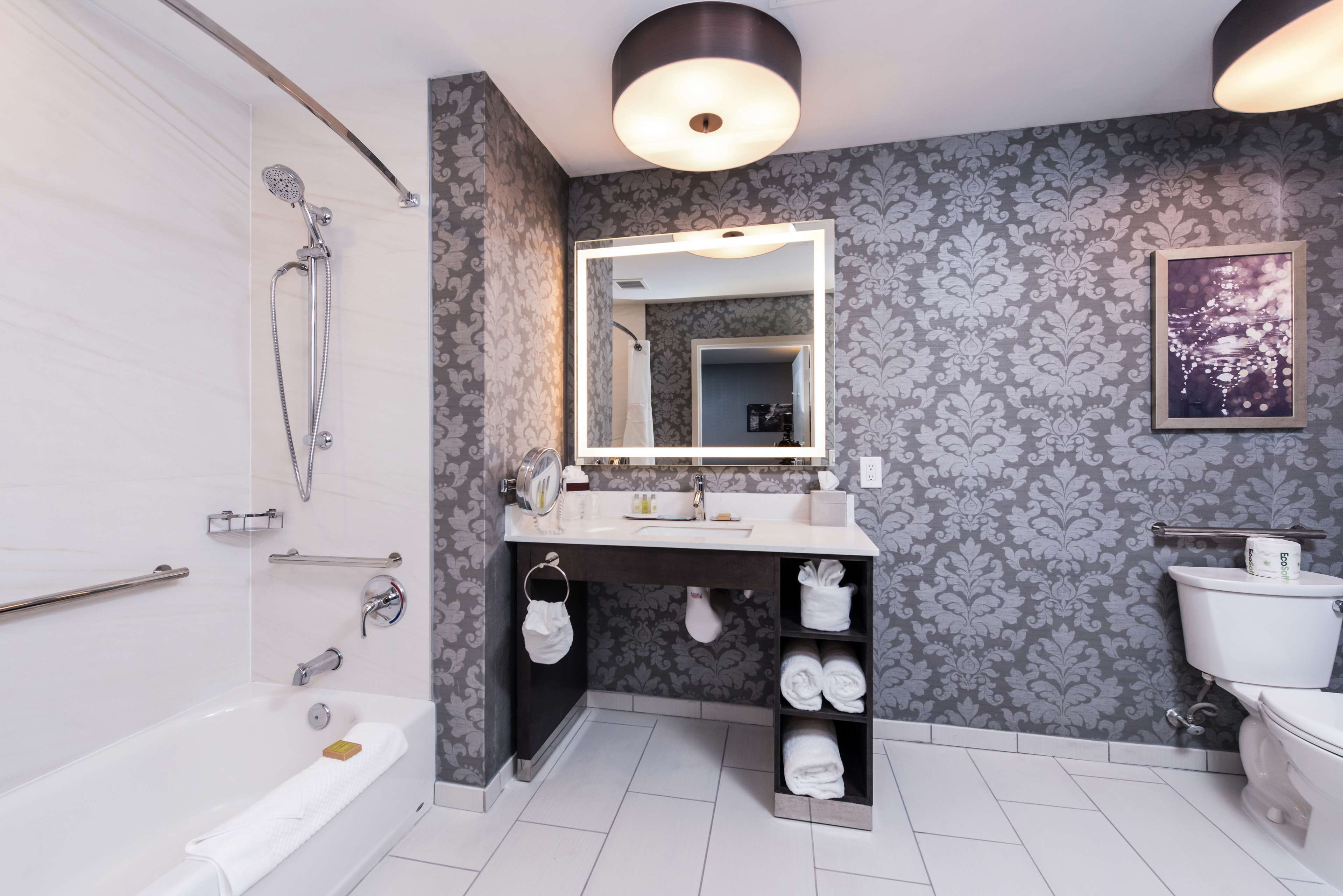 DoubleTree by Hilton Hotel Utica Room Type - 2 QUEENS MOBILITY ACC TUB