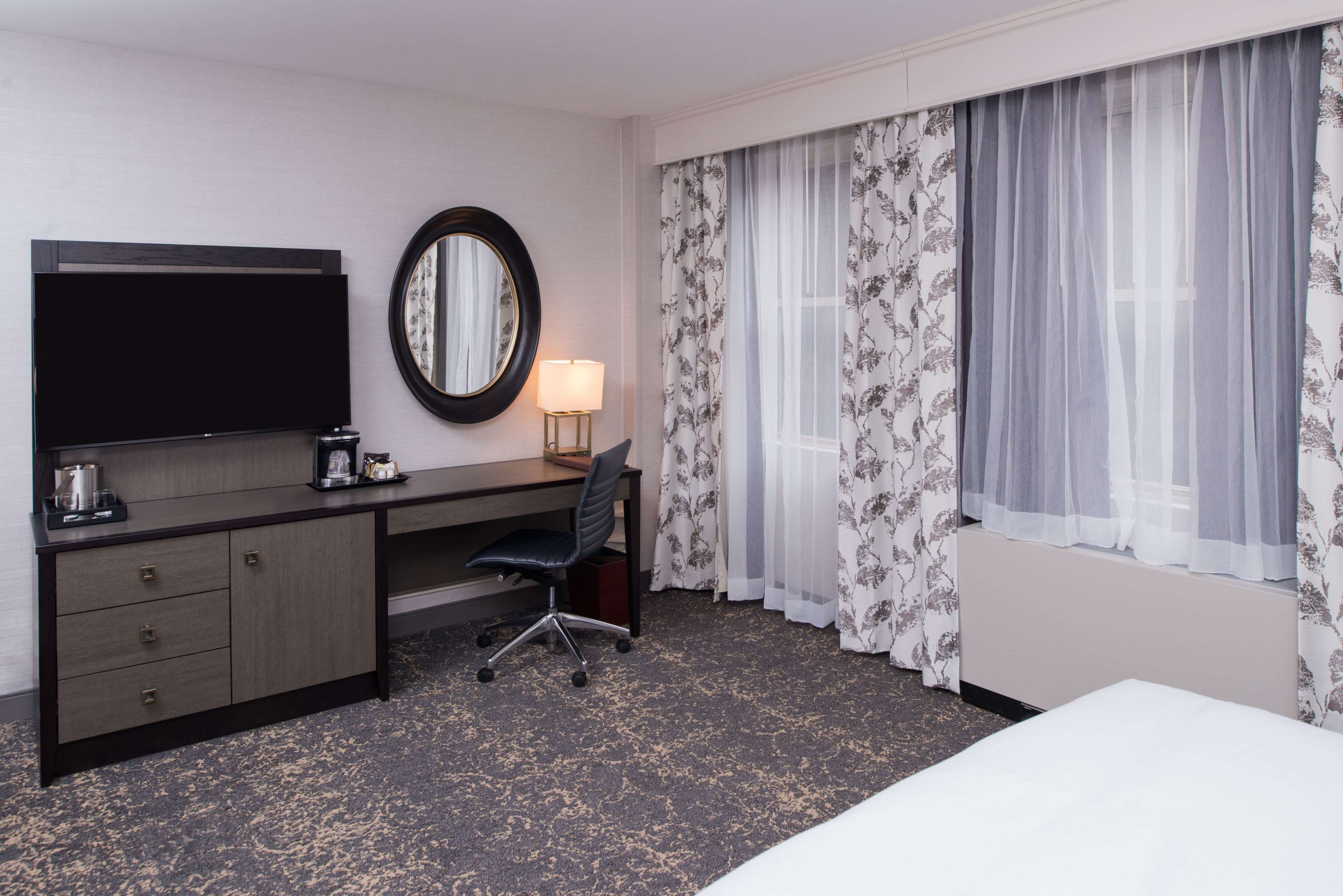 DoubleTree by Hilton Hotel Utica Room Type - 1 QN MOB HEAR ACC TUB