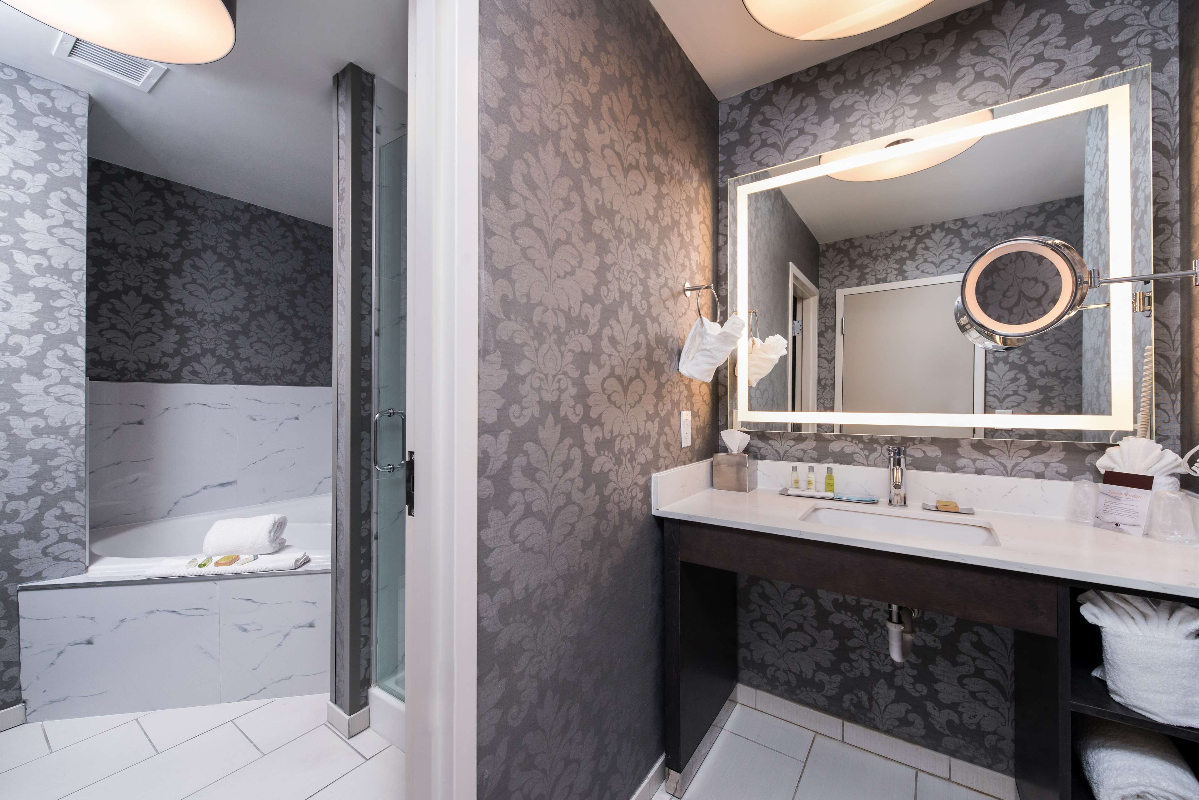 DoubleTree by Hilton Hotel Utica Room Type - 1 KG STDIO STE FF2F WHRLPL