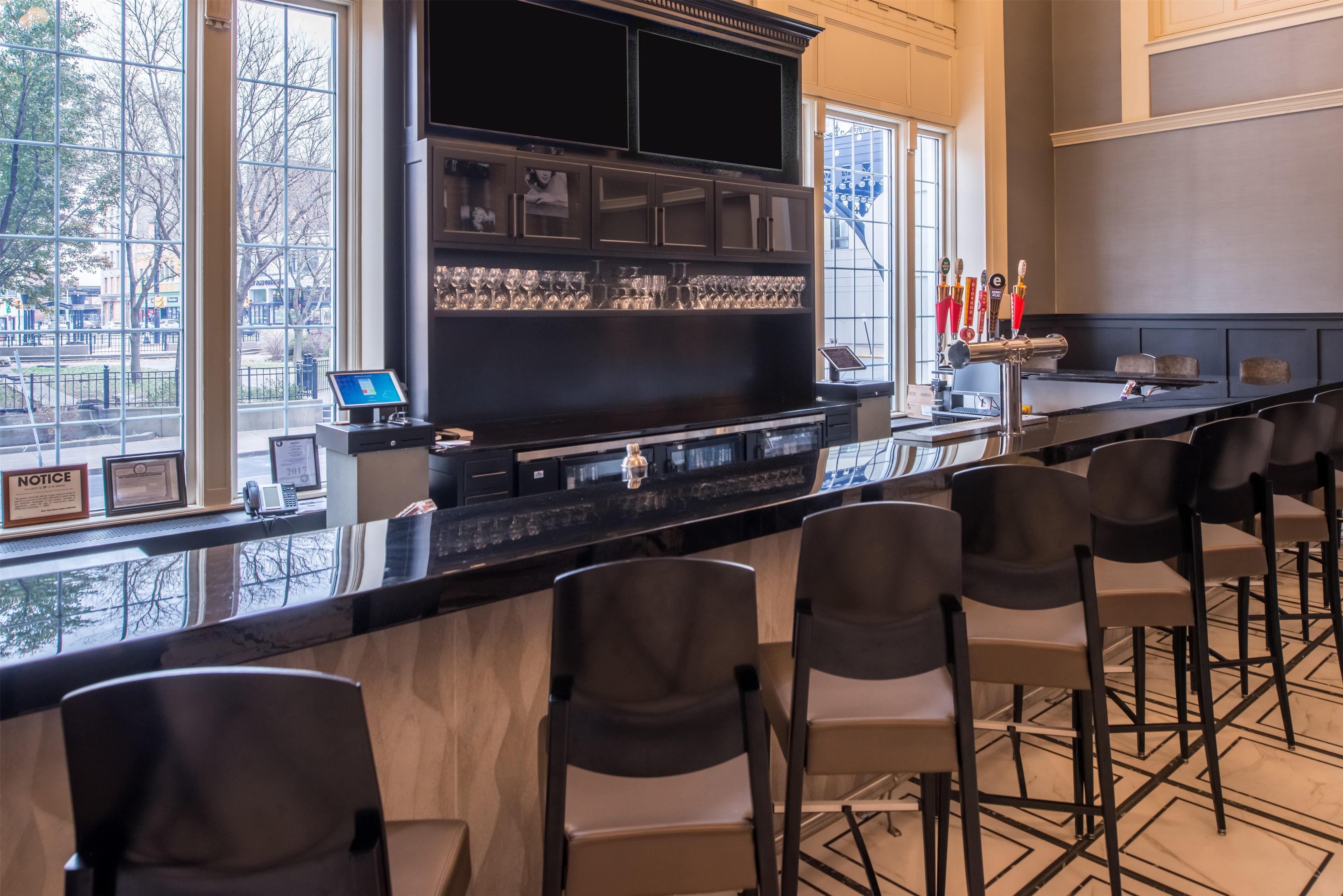 BarLounge | DoubleTree by Hilton Utica