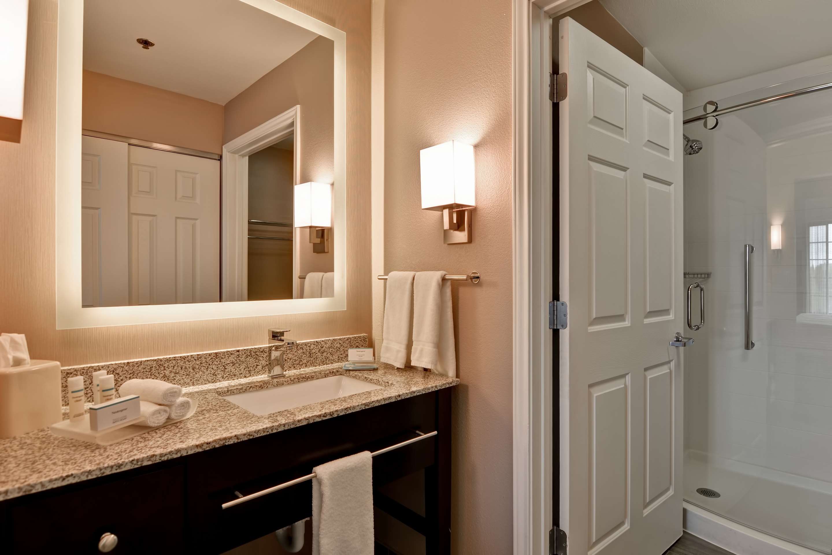 Guest room bath
