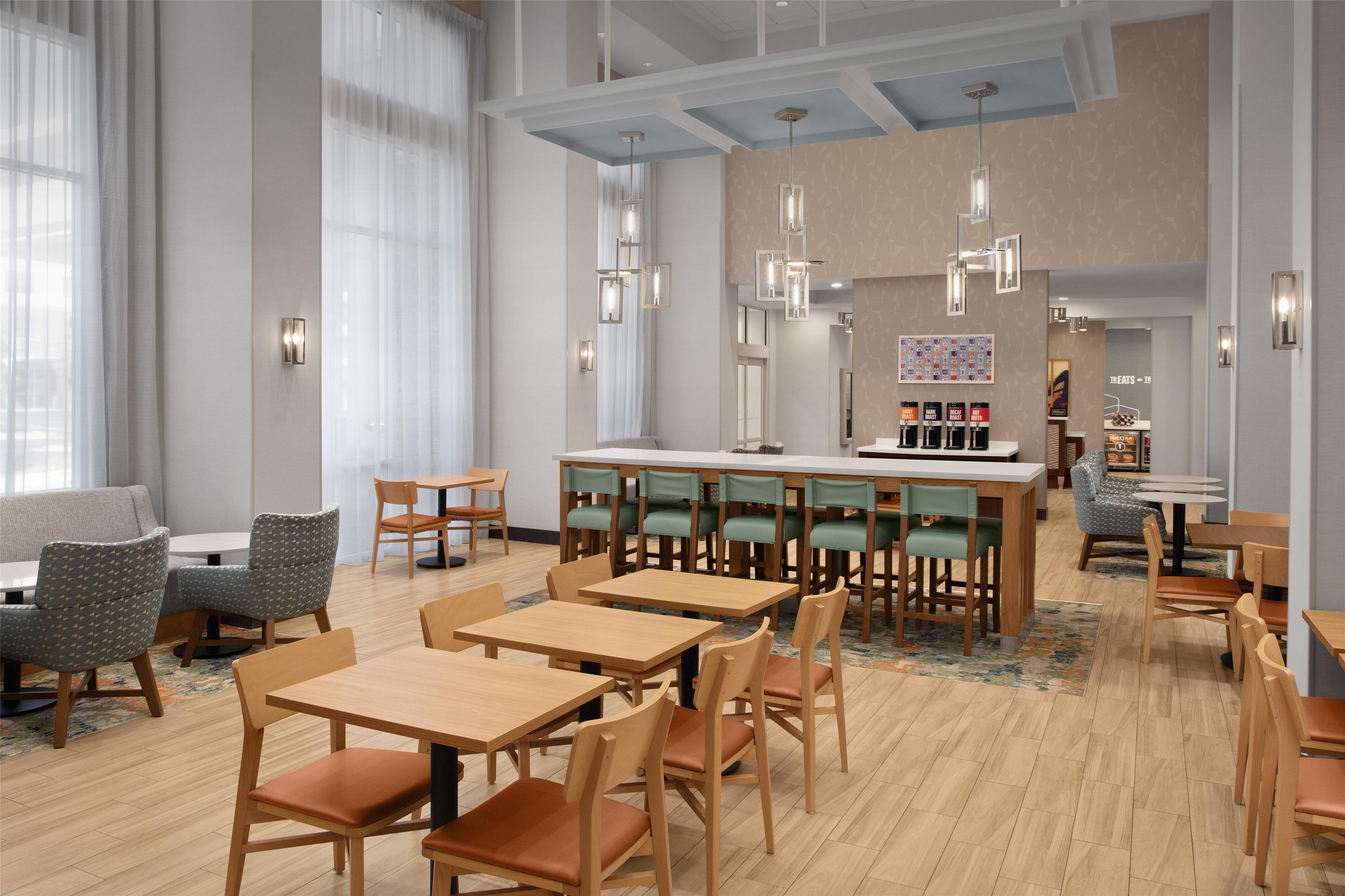 Breakfast Area | Hampton Inn & Suites Fayetteville