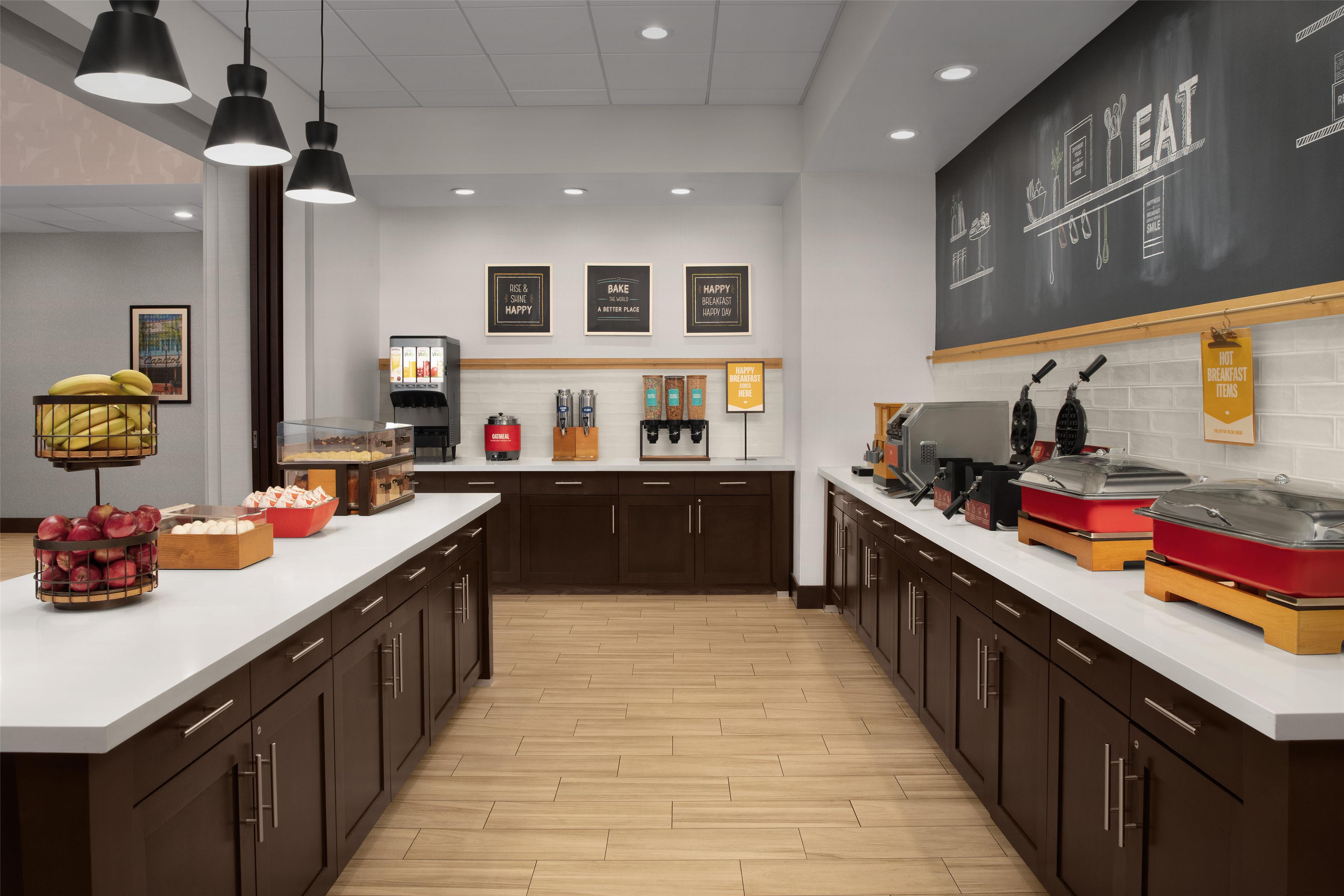Breakfast Area | Hampton Inn & Suites Fayetteville