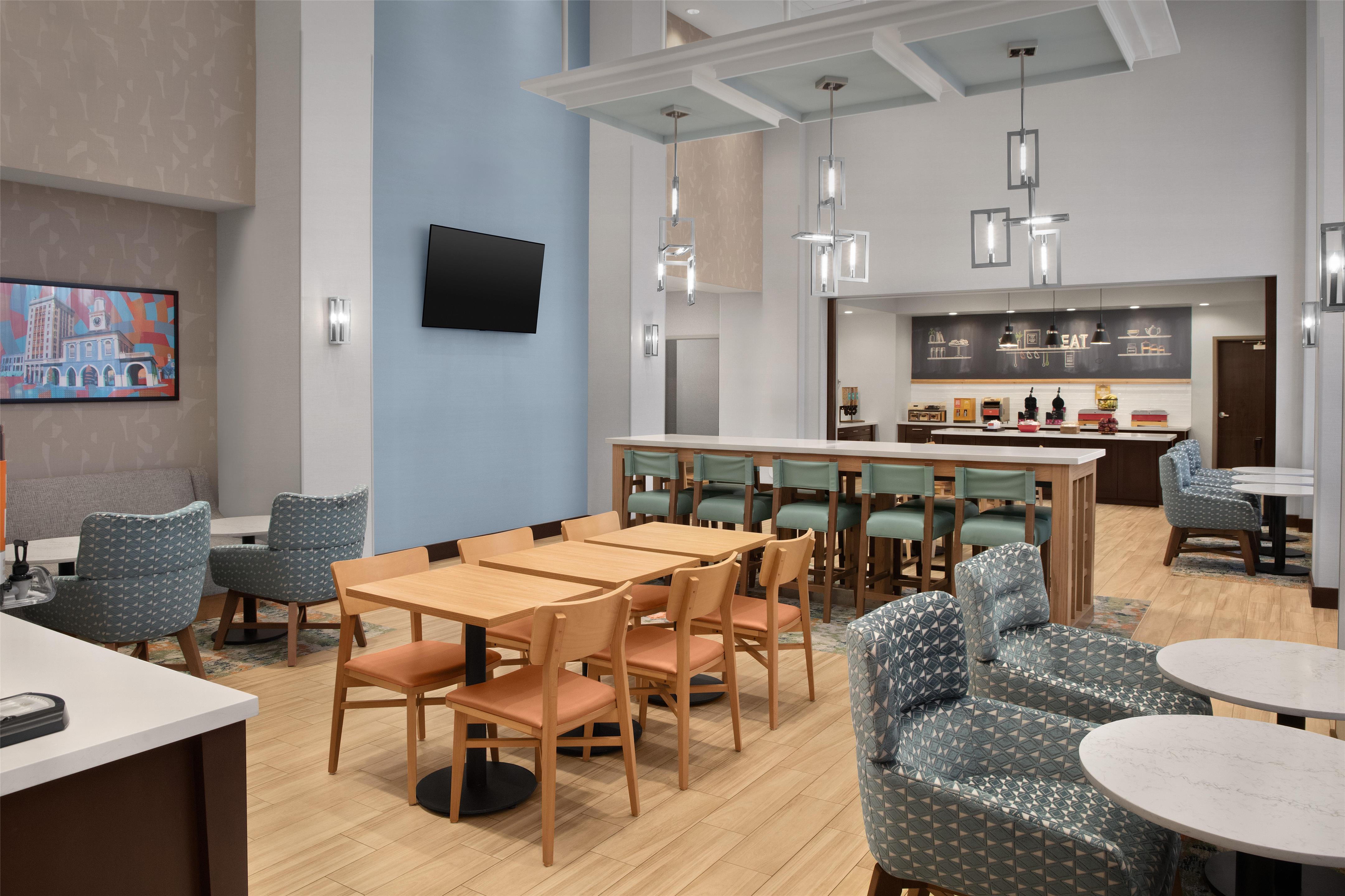 Breakfast Area | Hampton Inn & Suites Fayetteville