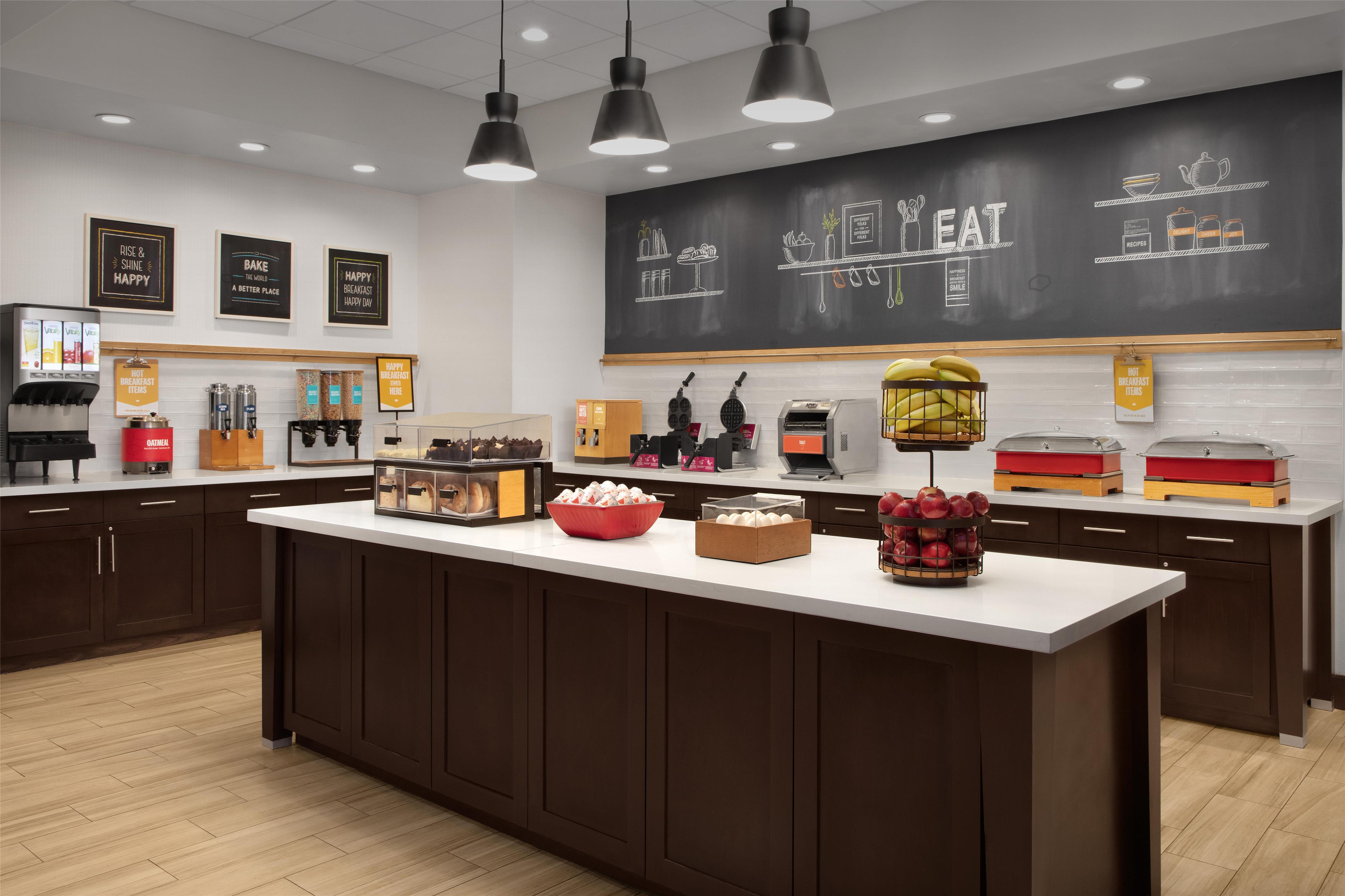 Breakfast Area | Hampton Inn & Suites Fayetteville
