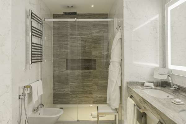 KING DELUXE ROOM