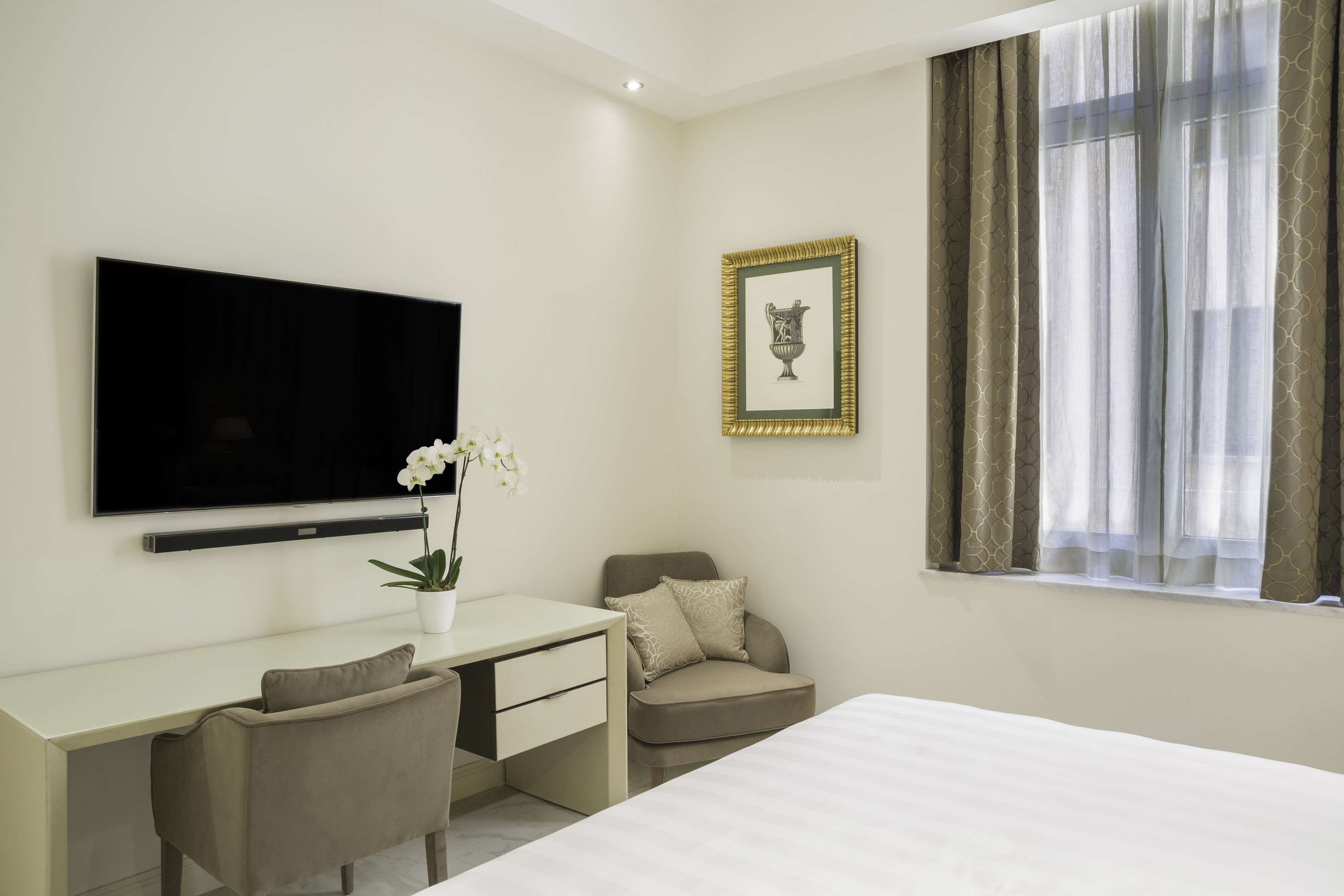 Aleph Rome Hotel, Curio Collection by Hilton Room Type - Deluxe King Room - Mobility Accessible
