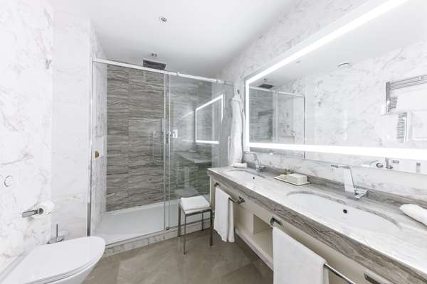 KING ACCESSIBLE DELUXE ROOM