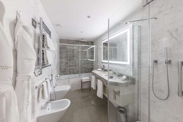 KING JUNIOR SUITE