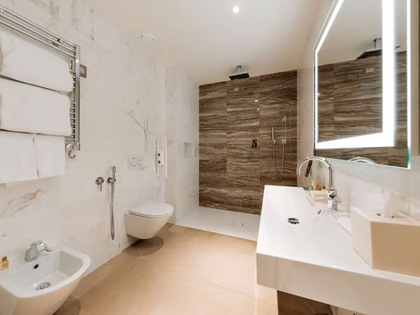 KING ACCESSIBLE DELUXE ROOM