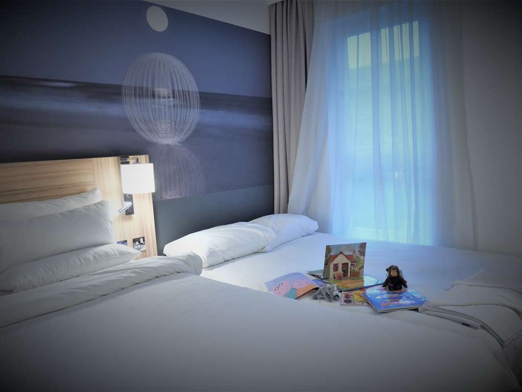 Novotel London Stansted Airport - Tap to explore photos