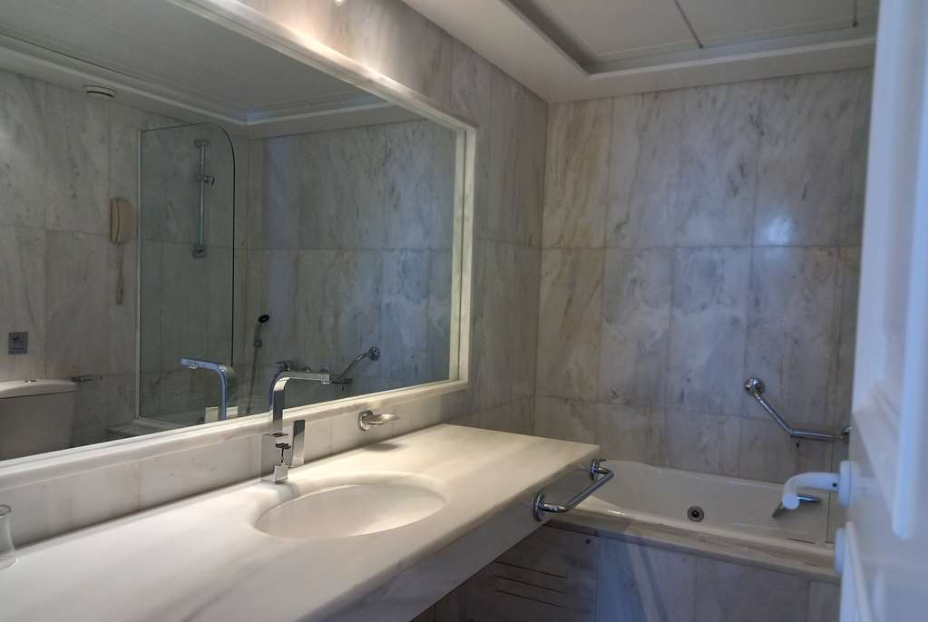 RAMADA BY WYNDHAM LOUTRAKI POSEIDON-guestroom-Guest Room,Bathroom,On-Site.jpg