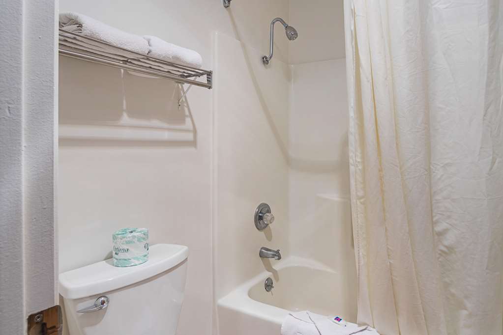 MOTEL 6 SAFFORD, AZ-guestroom-Guest Room,Bathroom,On-Site.jpg